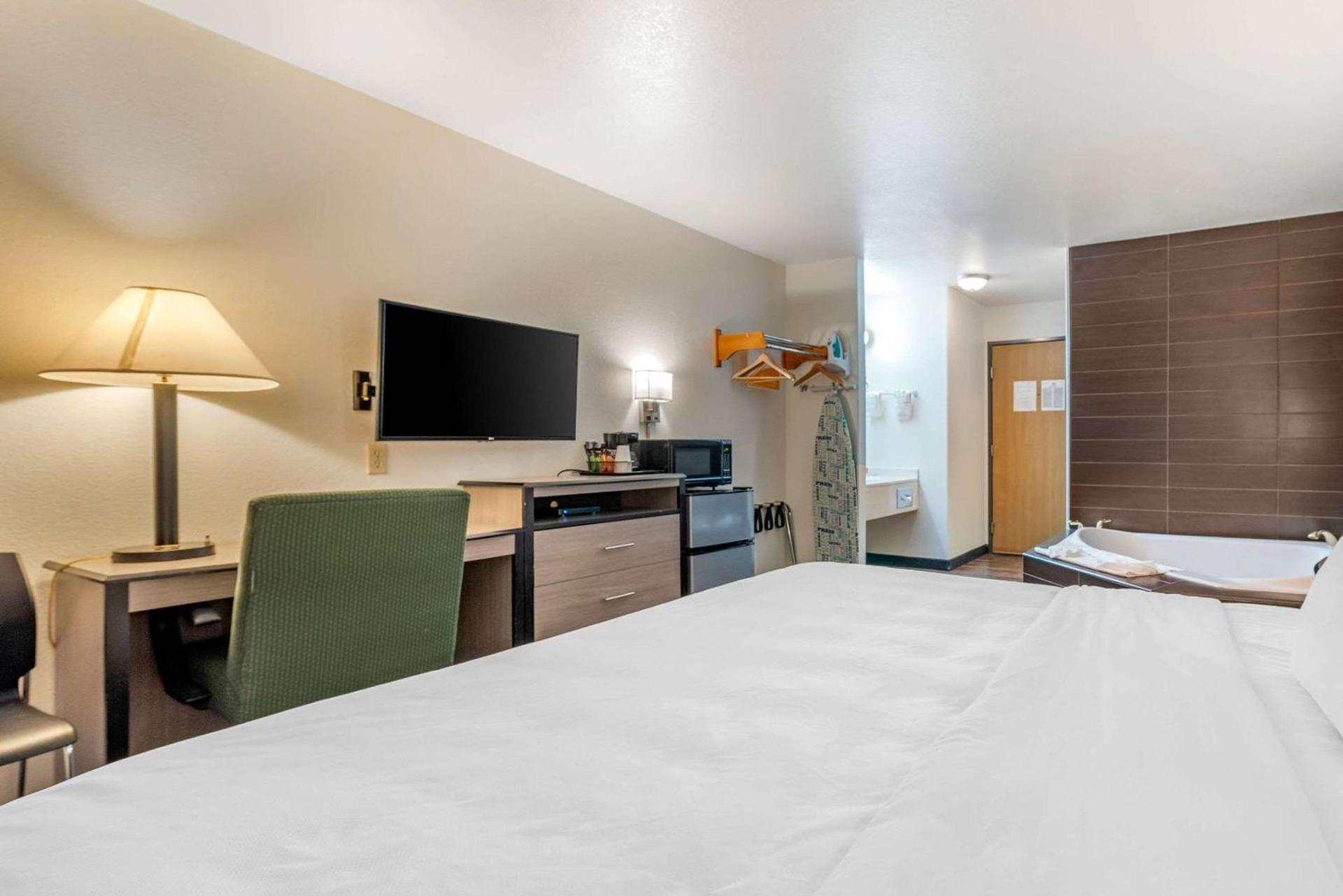 Econo Lodge Pueblo North photo 19