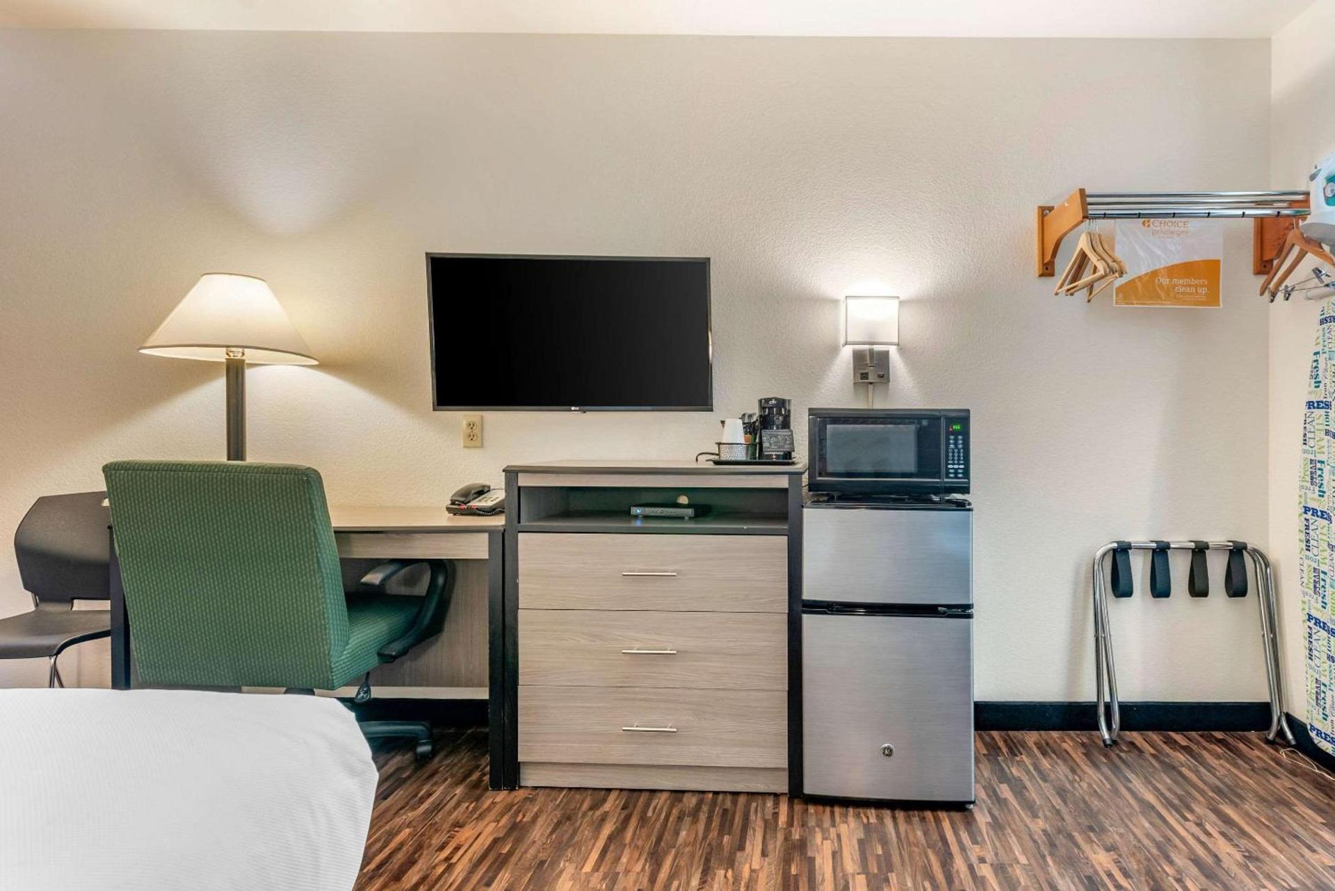 Econo Lodge Pueblo North photo 20