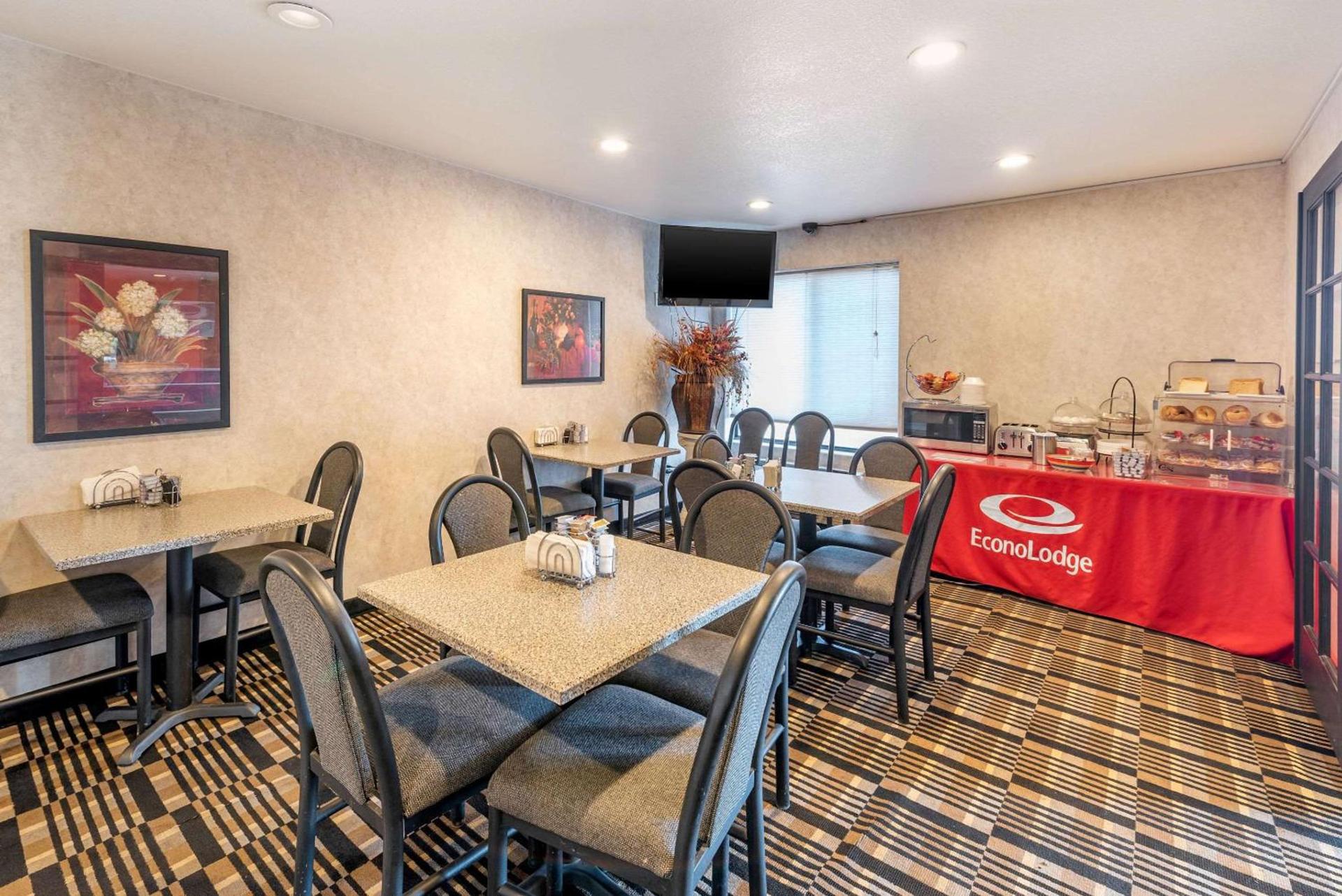 Econo Lodge Pueblo North photo 24