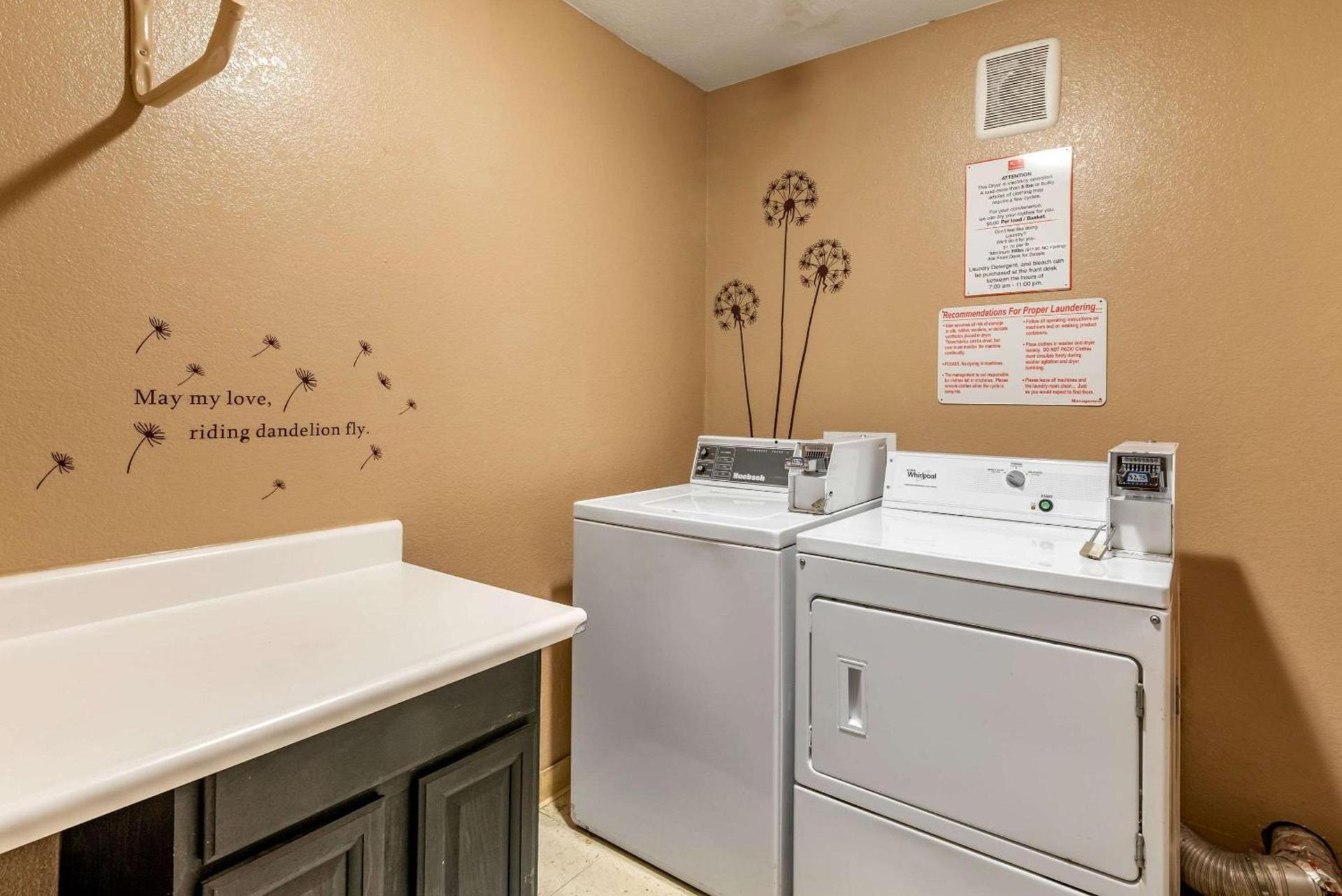 Econo Lodge Pueblo North photo 26