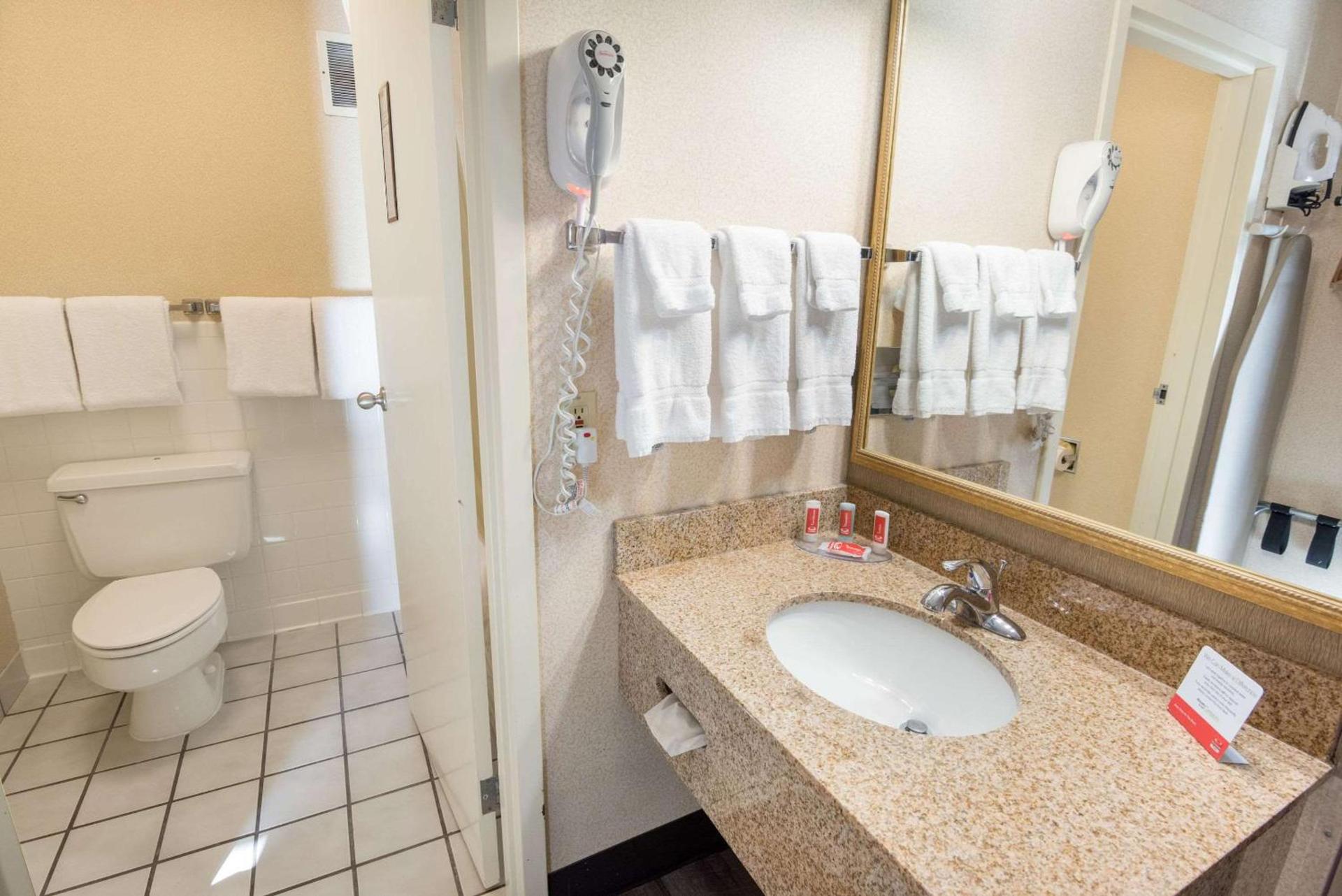 Econo Lodge Grand Junction North photo 13