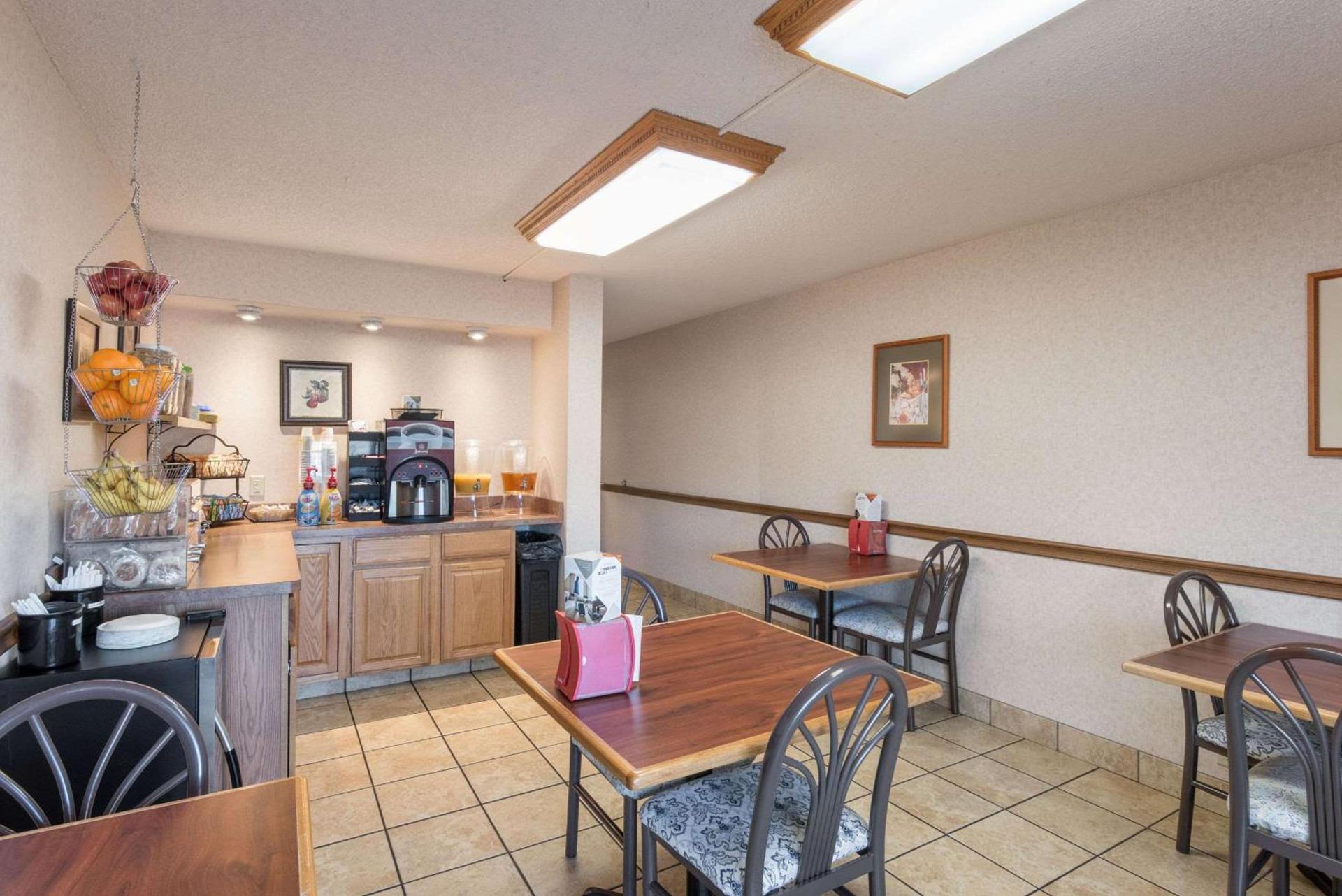 Econo Lodge Grand Junction North photo 16