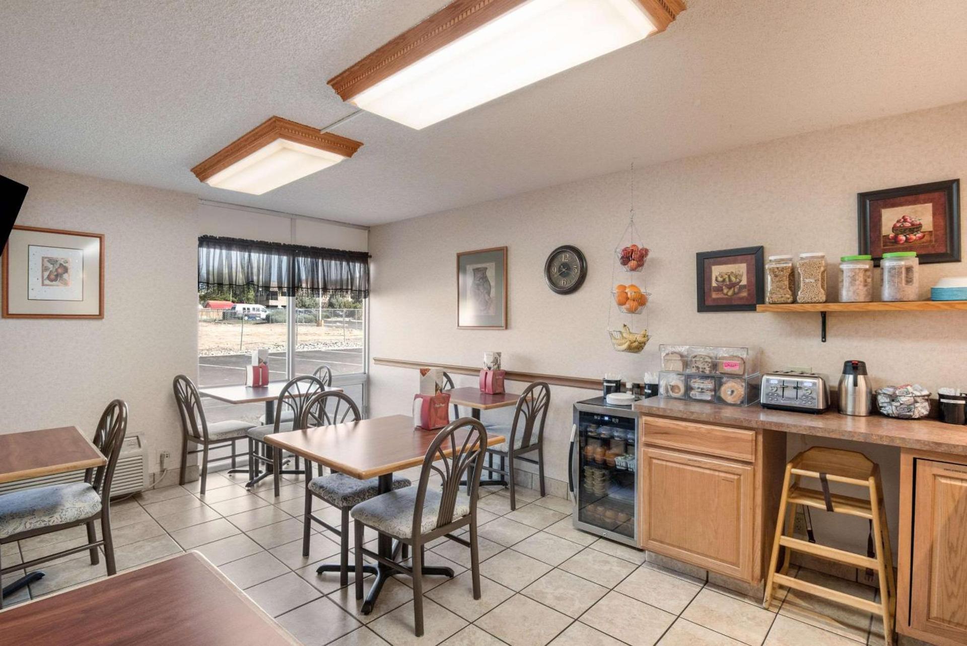 Econo Lodge Grand Junction North photo 17