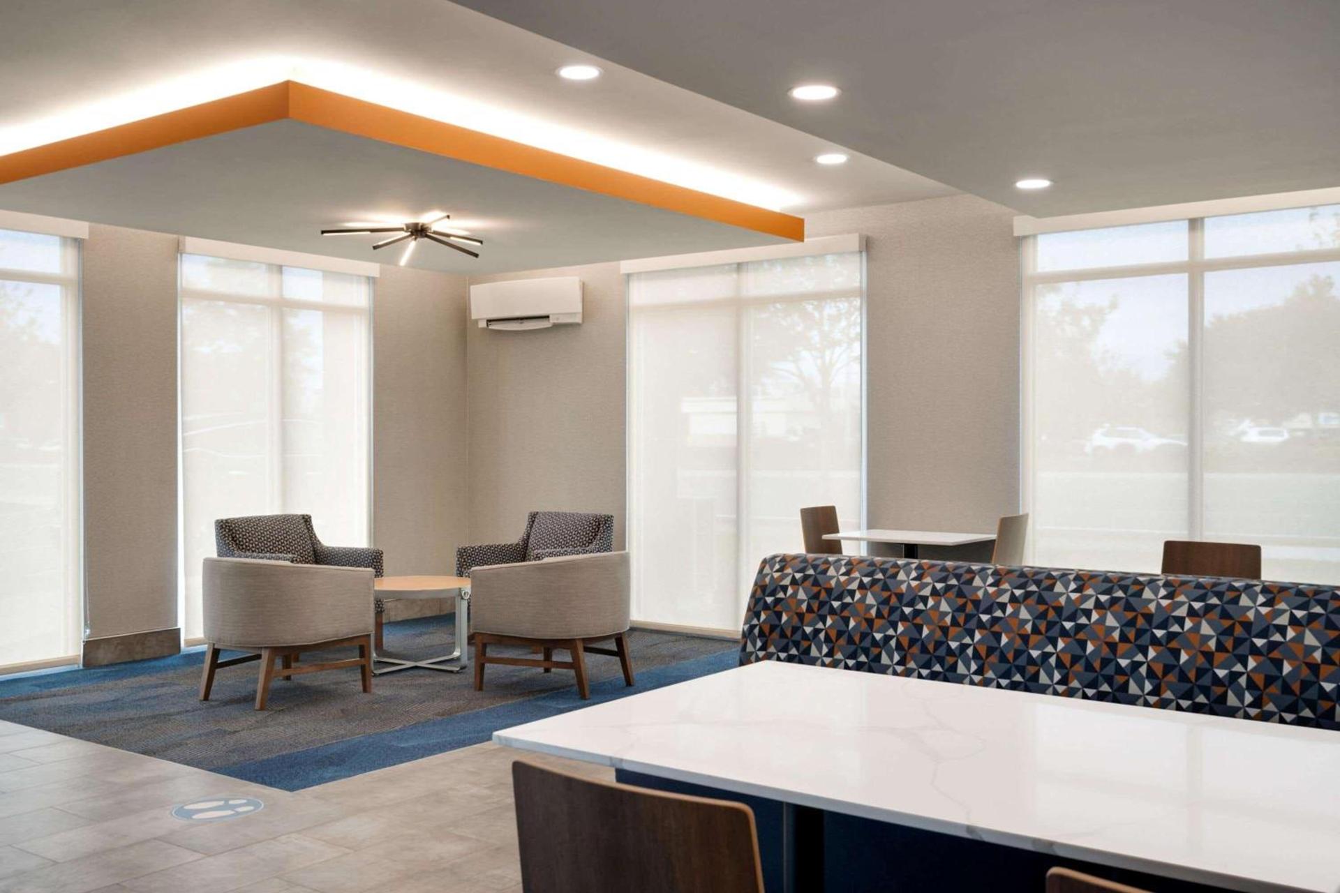 La Quinta Inn & Suites by Wyndham Springfield photo 5
