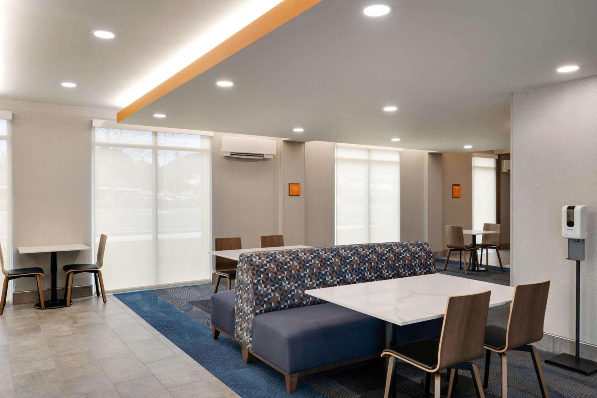 La Quinta Inn & Suites by Wyndham Springfield photo 6