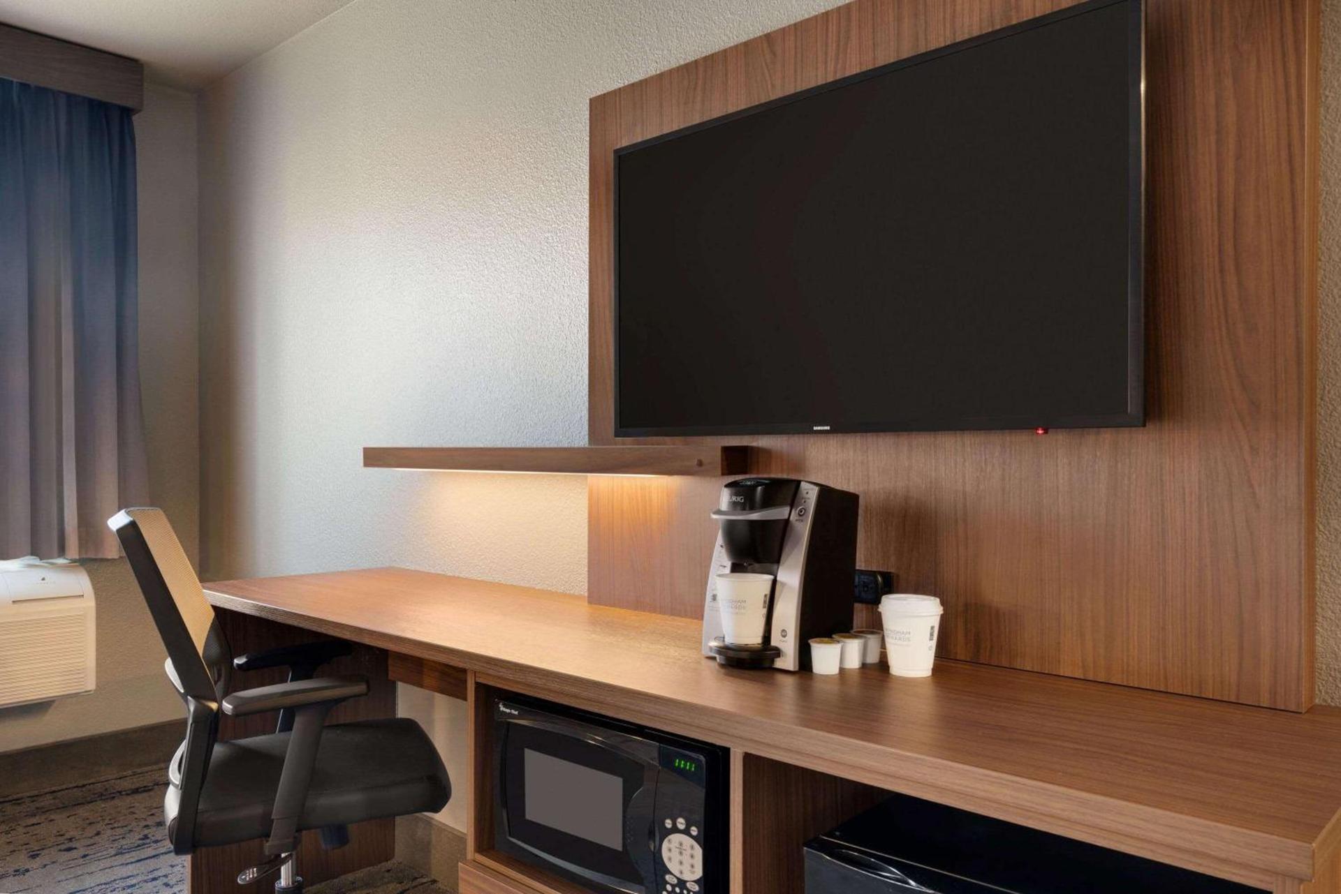 La Quinta Inn & Suites by Wyndham Springfield photo 10
