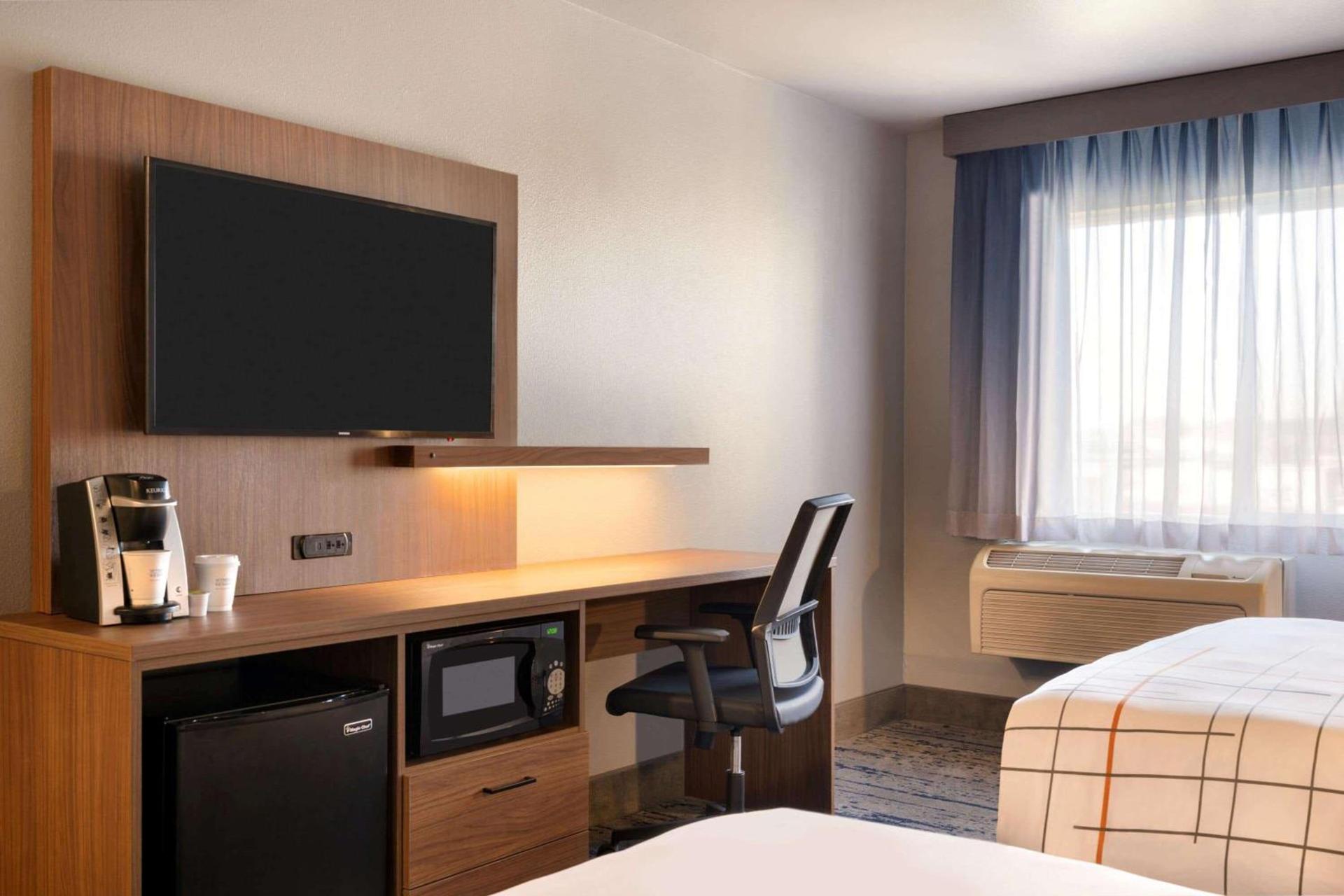La Quinta Inn & Suites by Wyndham Springfield photo 20