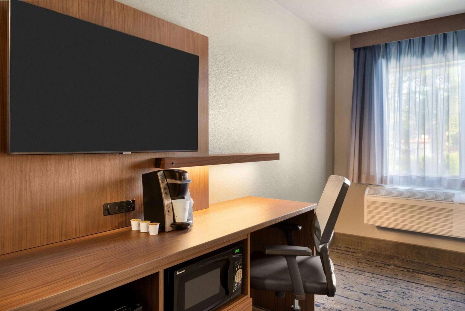 La Quinta Inn & Suites by Wyndham Springfield photo 24
