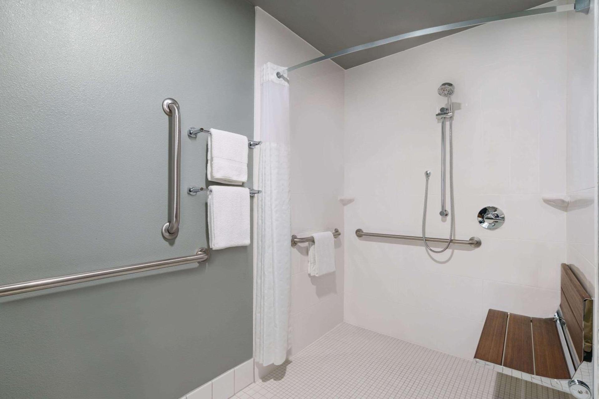 La Quinta Inn & Suites by Wyndham Springfield photo 28