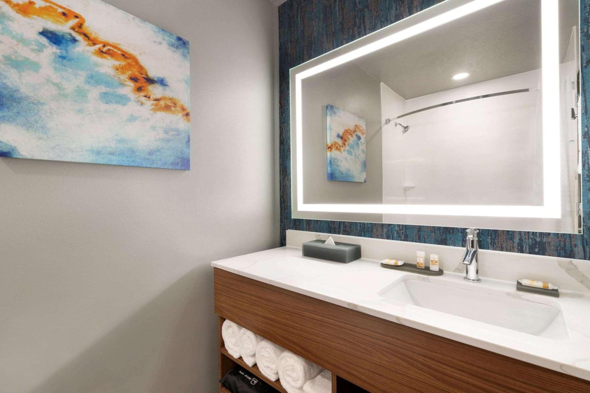 La Quinta Inn & Suites by Wyndham Springfield photo 31