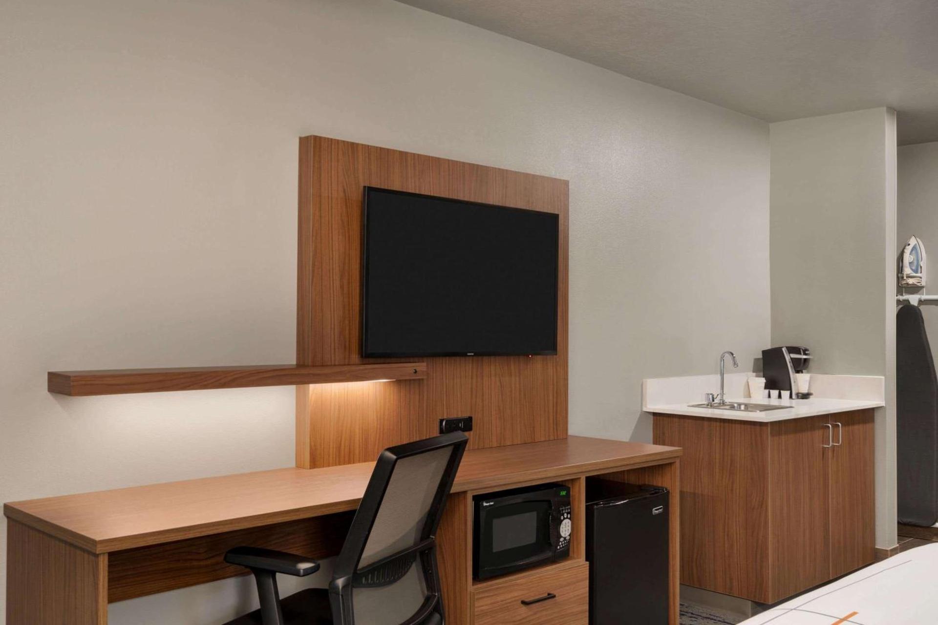La Quinta Inn & Suites by Wyndham Springfield photo 34