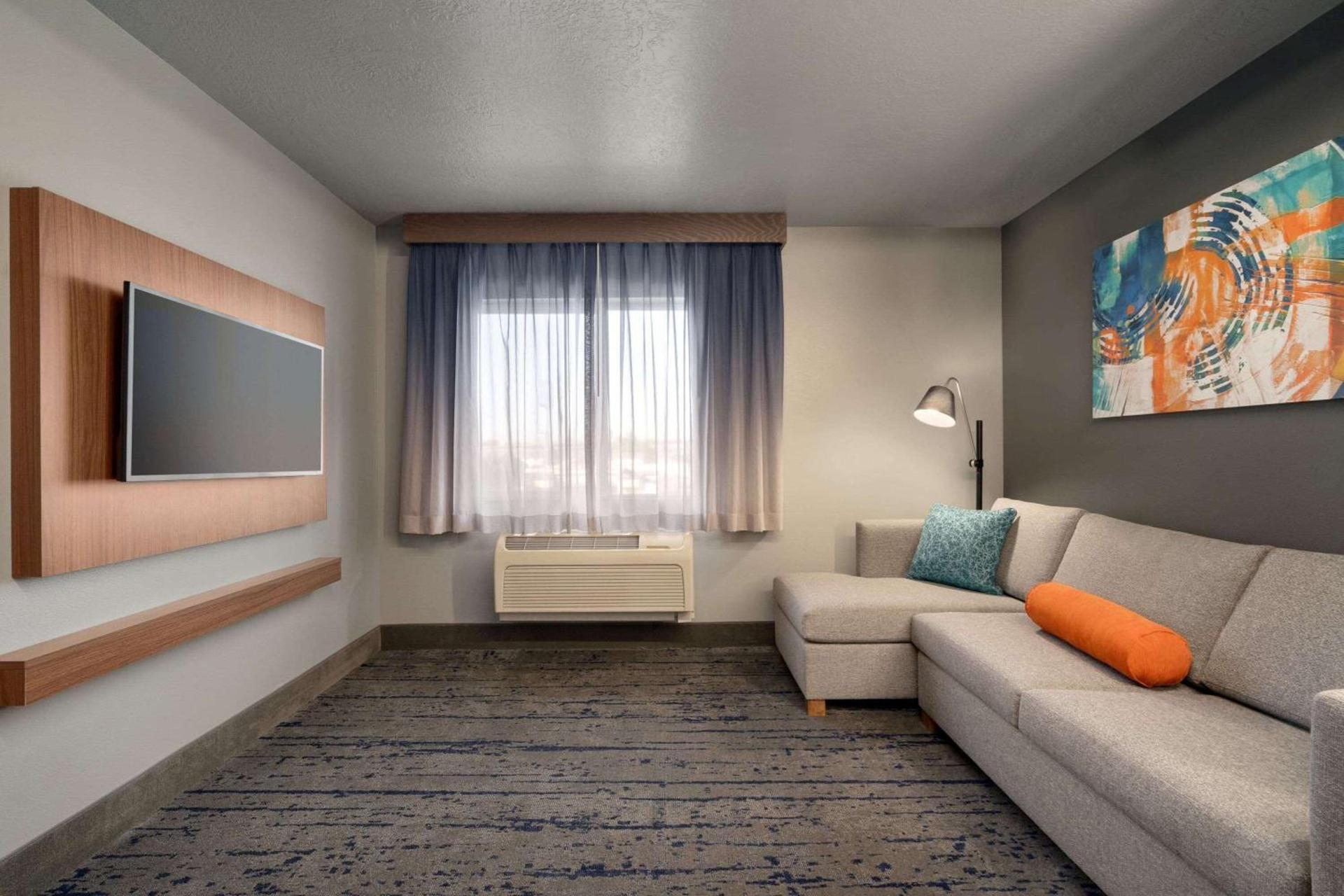 La Quinta Inn & Suites by Wyndham Springfield photo 36