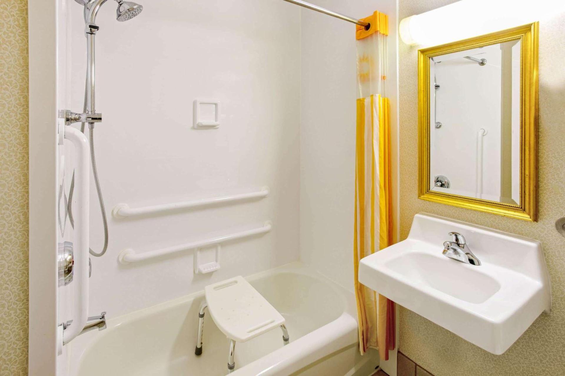 La Quinta by Wyndham Appleton College Avenue photo 8