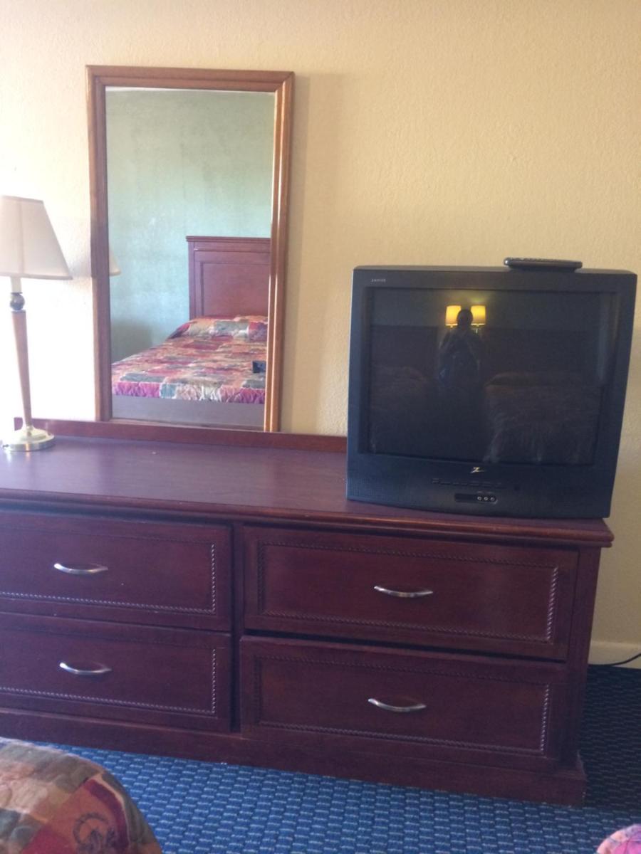 Rest Inn - Extended Stay, I-40 Airport, Wedding & Event Center photo 9