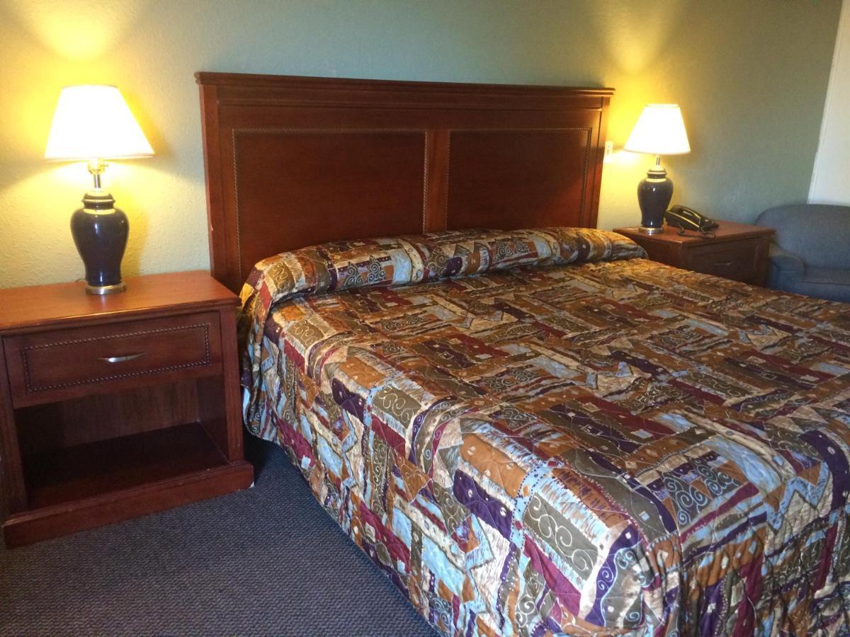 Rest Inn - Extended Stay, I-40 Airport, Wedding & Event Center photo 10