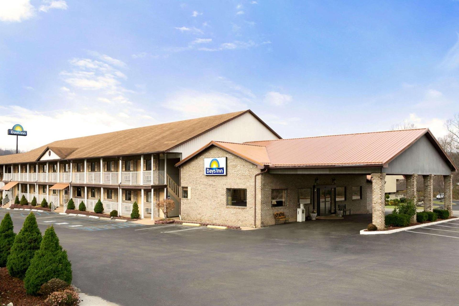 Days Inn by Wyndham Huntington photo 1