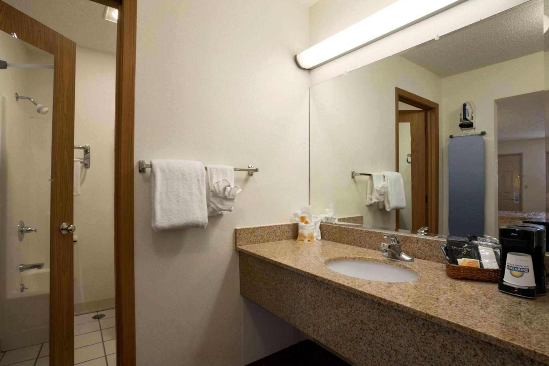 Days Inn by Wyndham Huntington photo 38