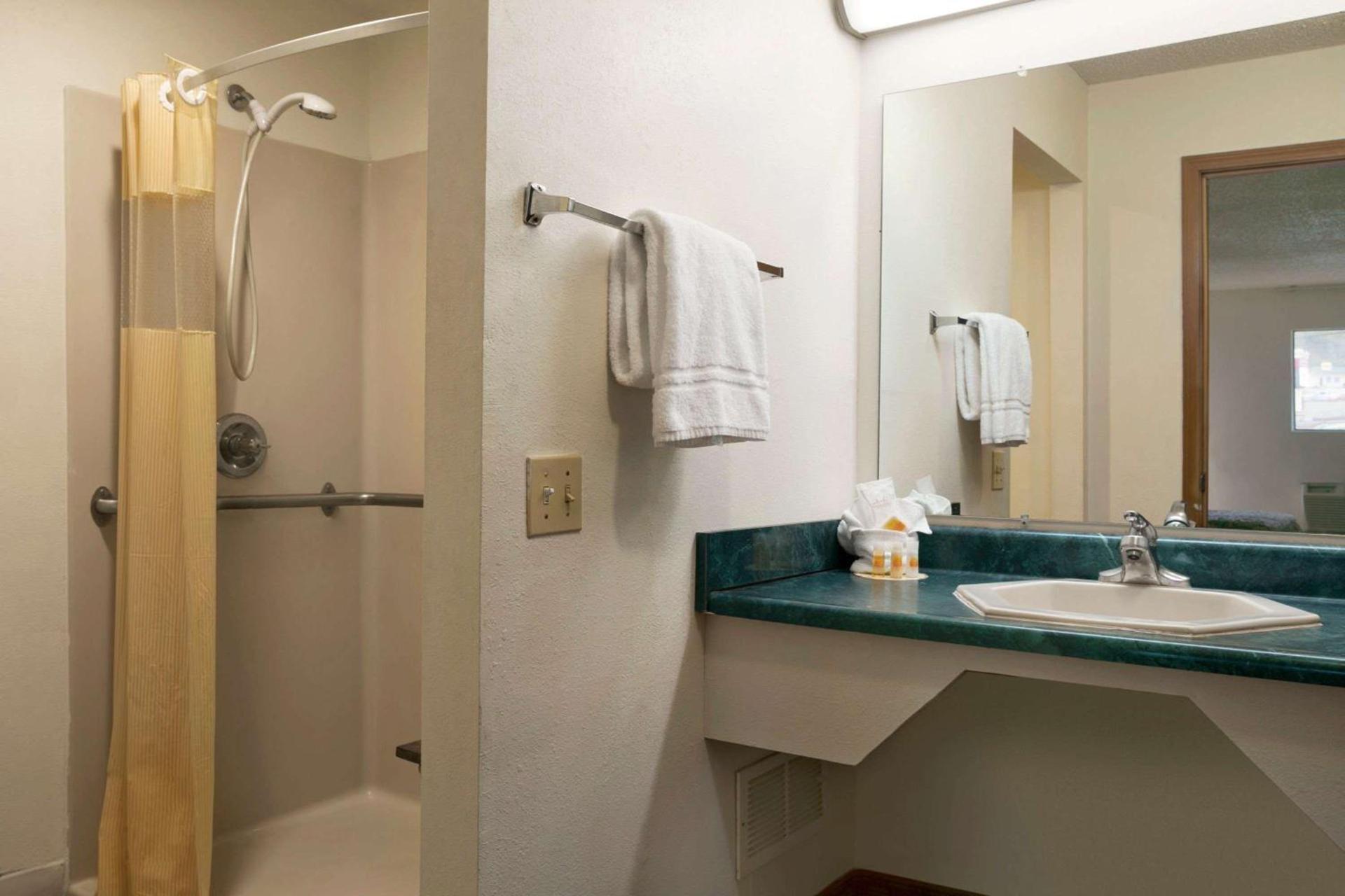 Days Inn by Wyndham Huntington photo 39