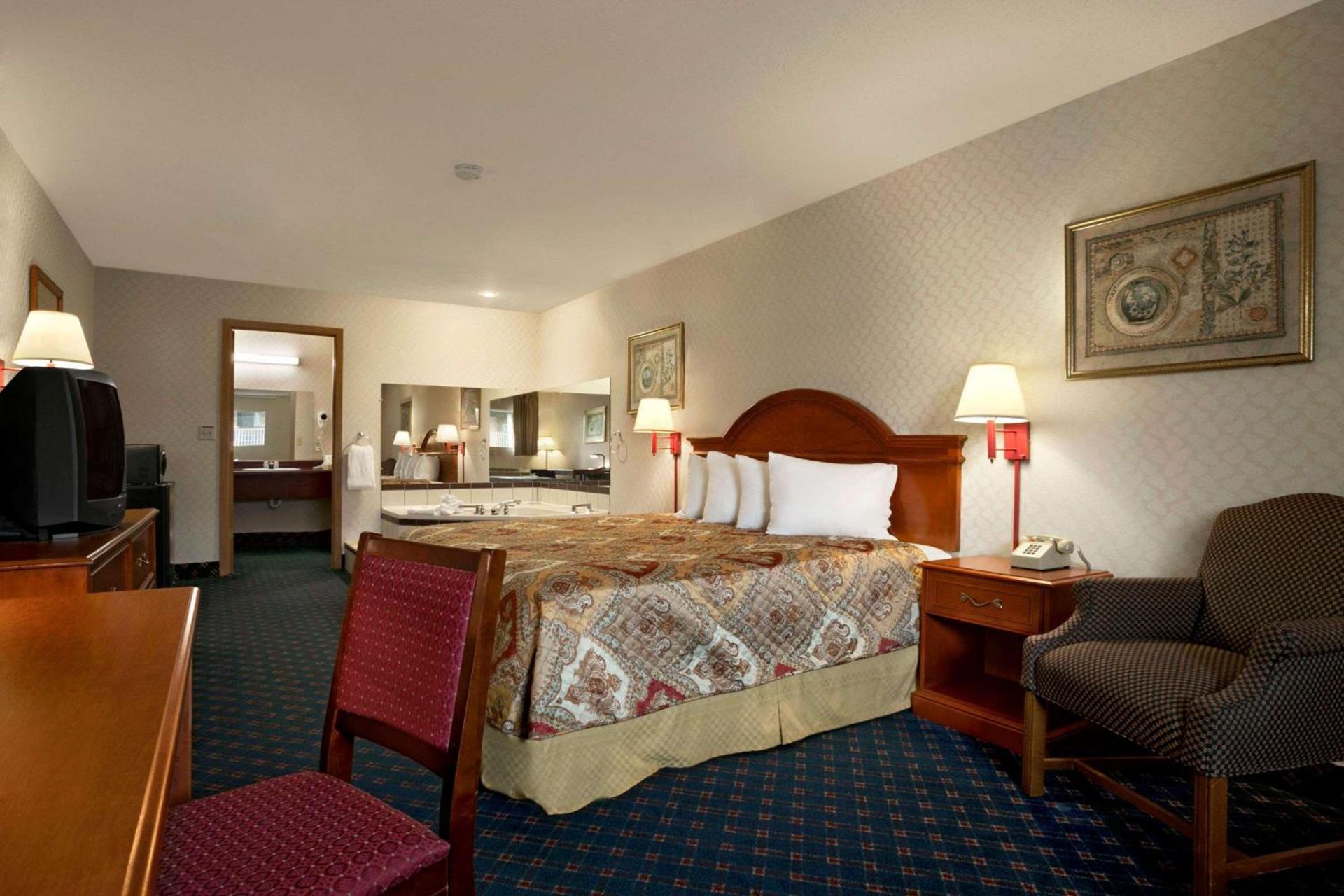 Days Inn by Wyndham Huntington photo 40