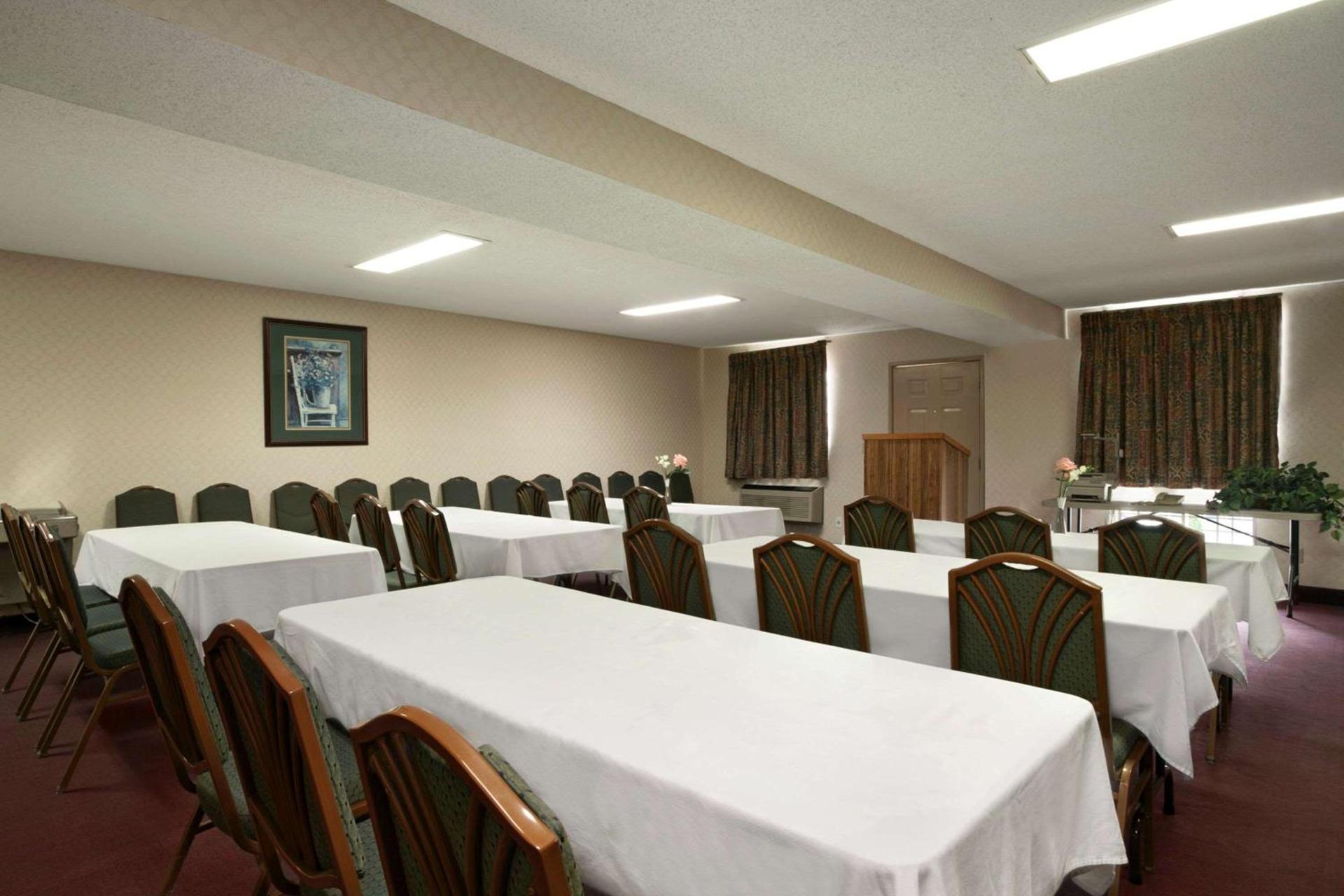 Days Inn by Wyndham Huntington photo 41