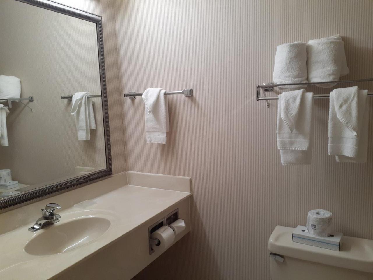 Country Inn & Suites by Radisson, Freeport, IL photo 46