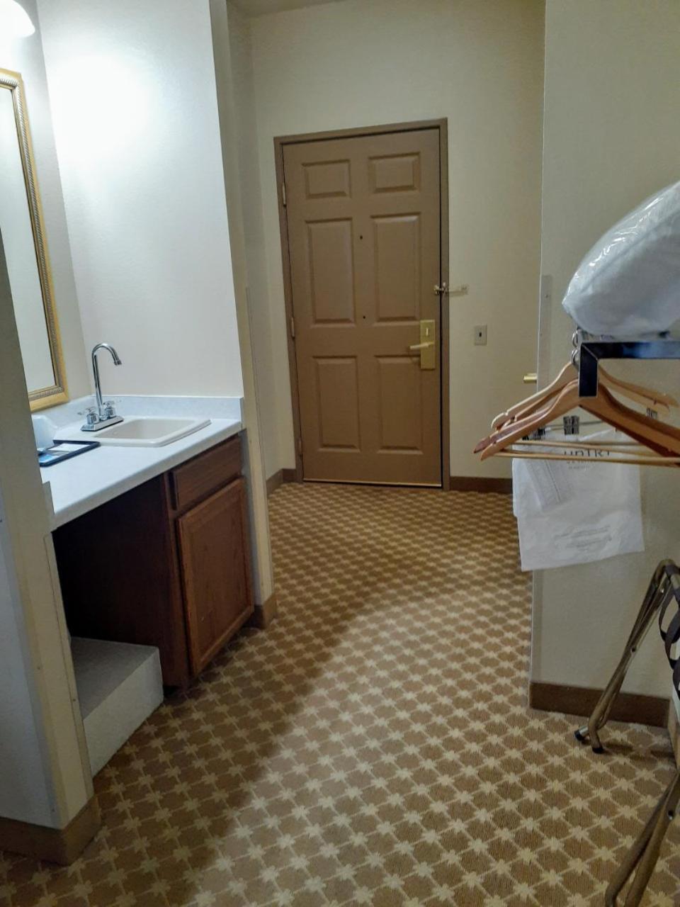 Country Inn & Suites by Radisson, Freeport, IL photo 42