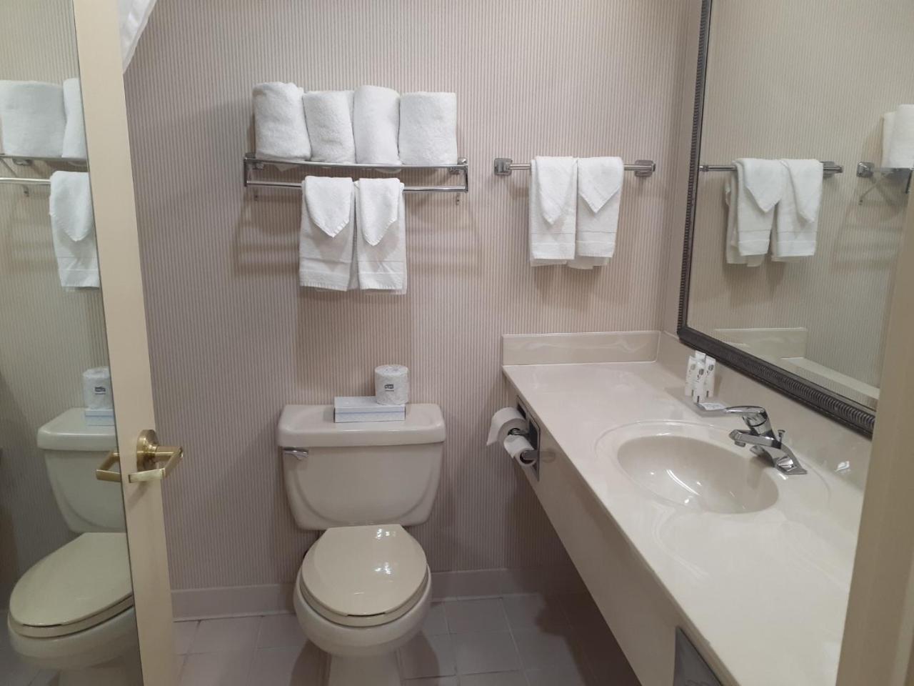 Country Inn & Suites by Radisson, Freeport, IL photo 38