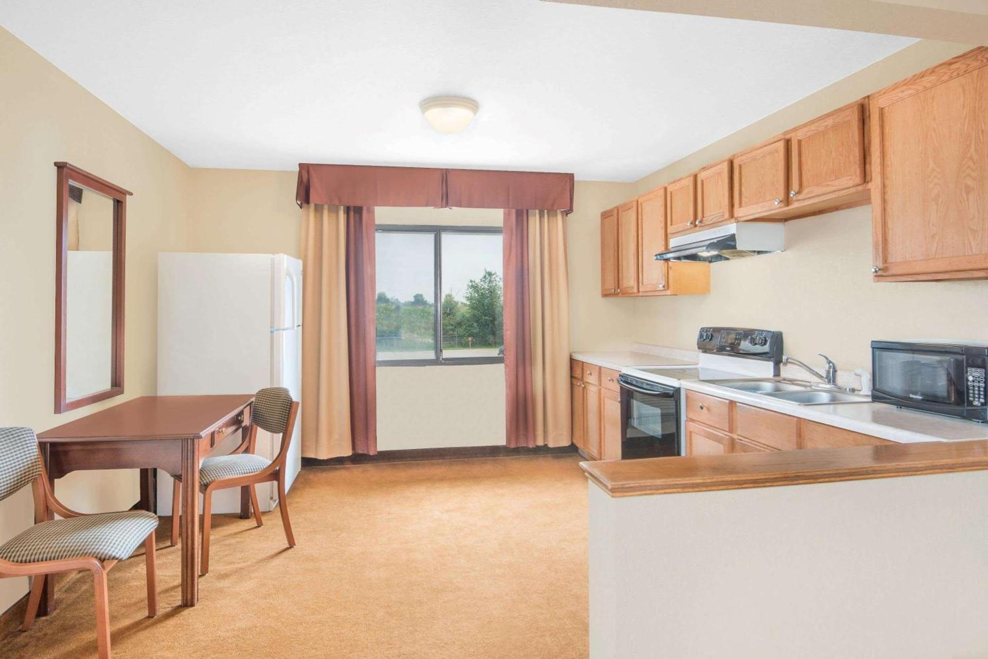 Super 8 by Wyndham Marshalltown photo 5