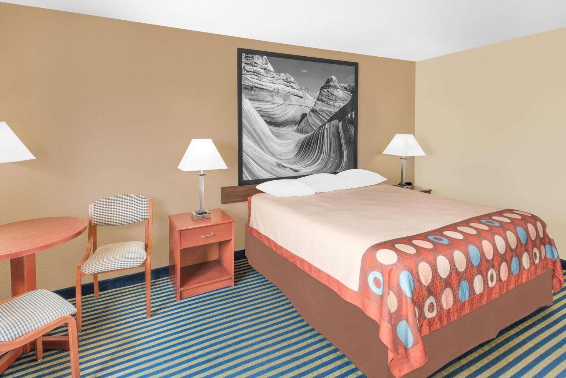 Super 8 by Wyndham Marshalltown photo 13