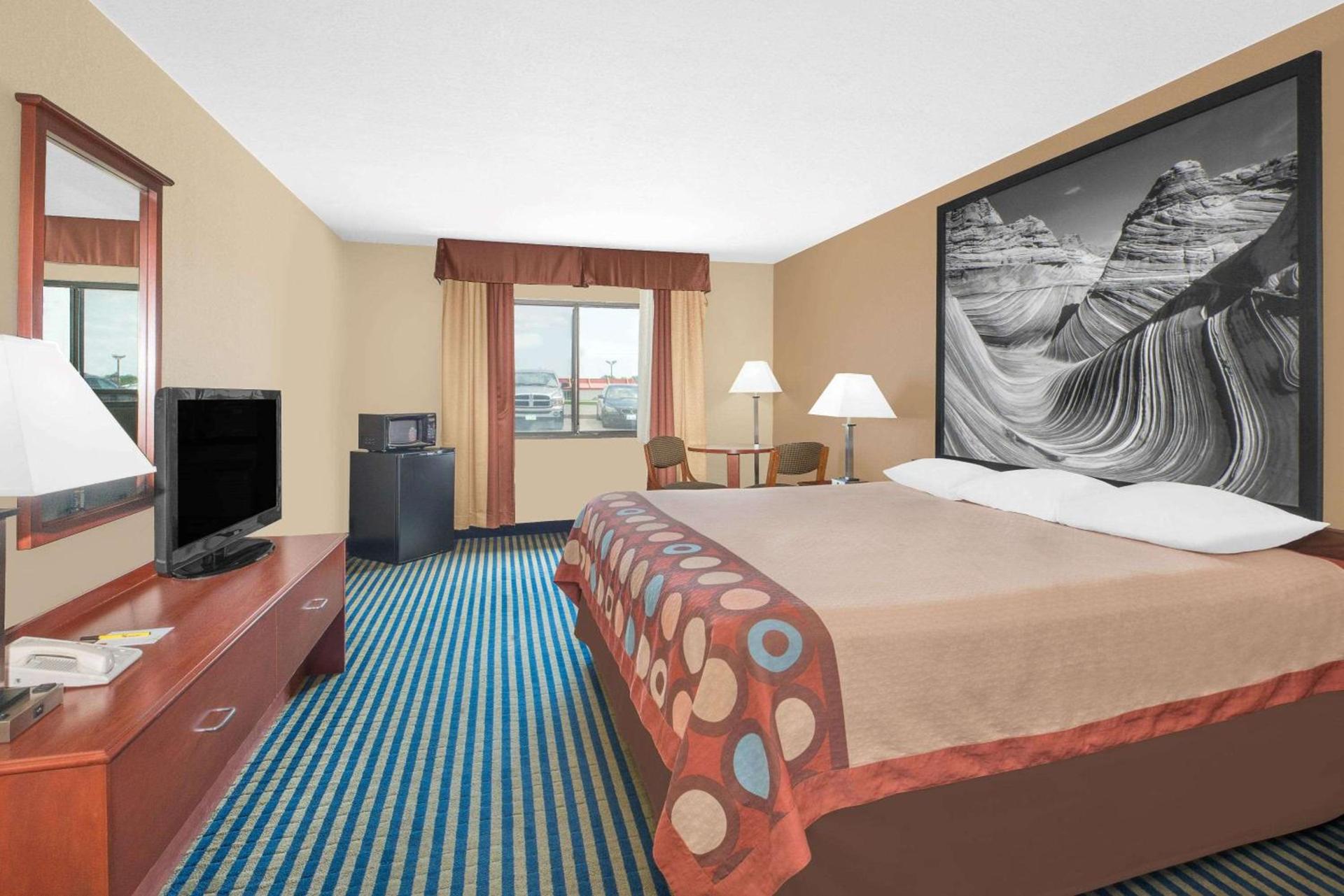 Super 8 by Wyndham Marshalltown photo 11