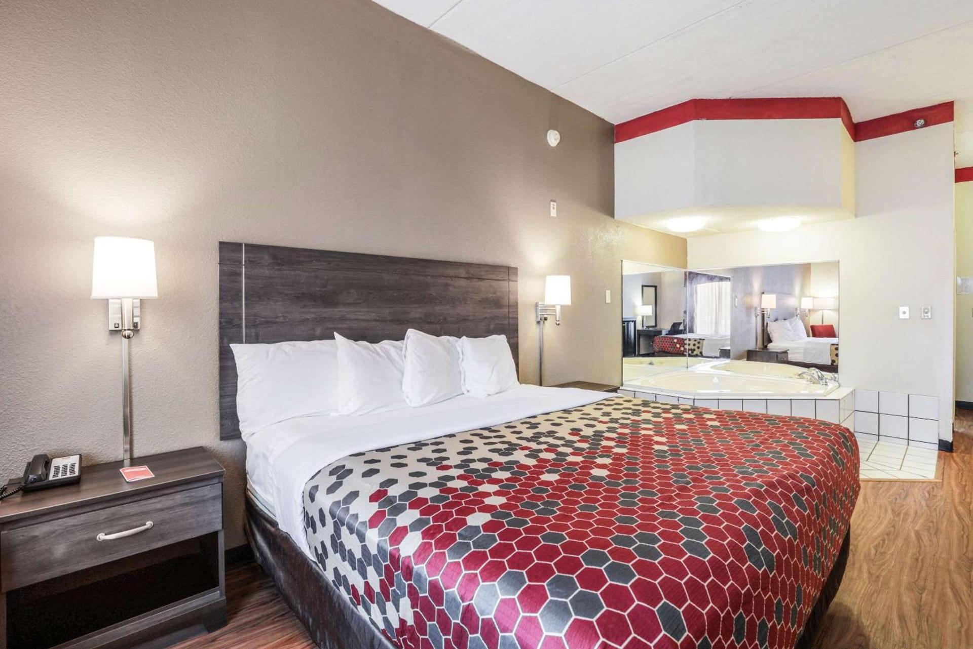 Econo Lodge Inn & Suites Marianna South photo 18