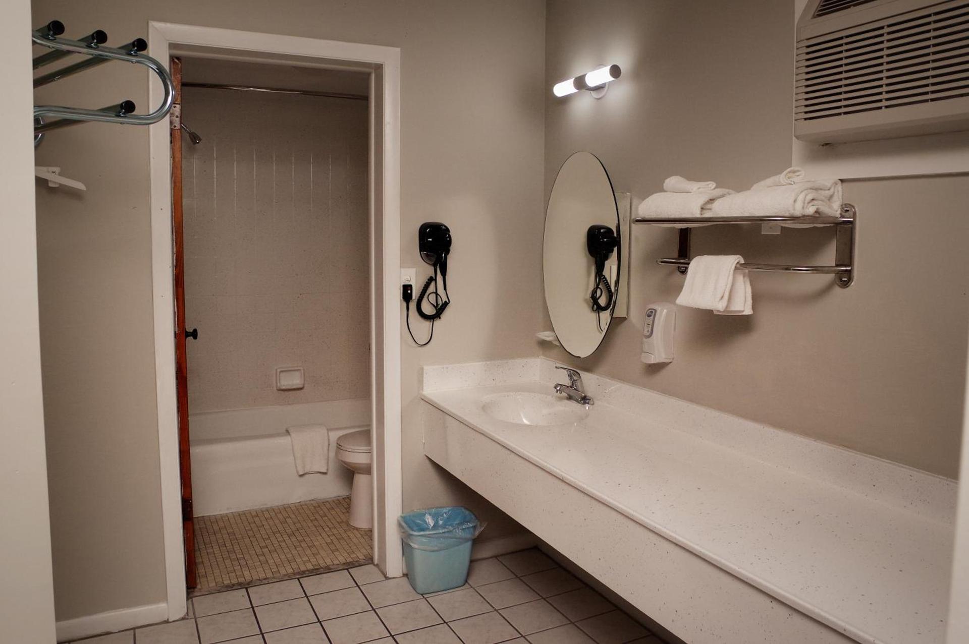 Economy Inn Historic District photo 23