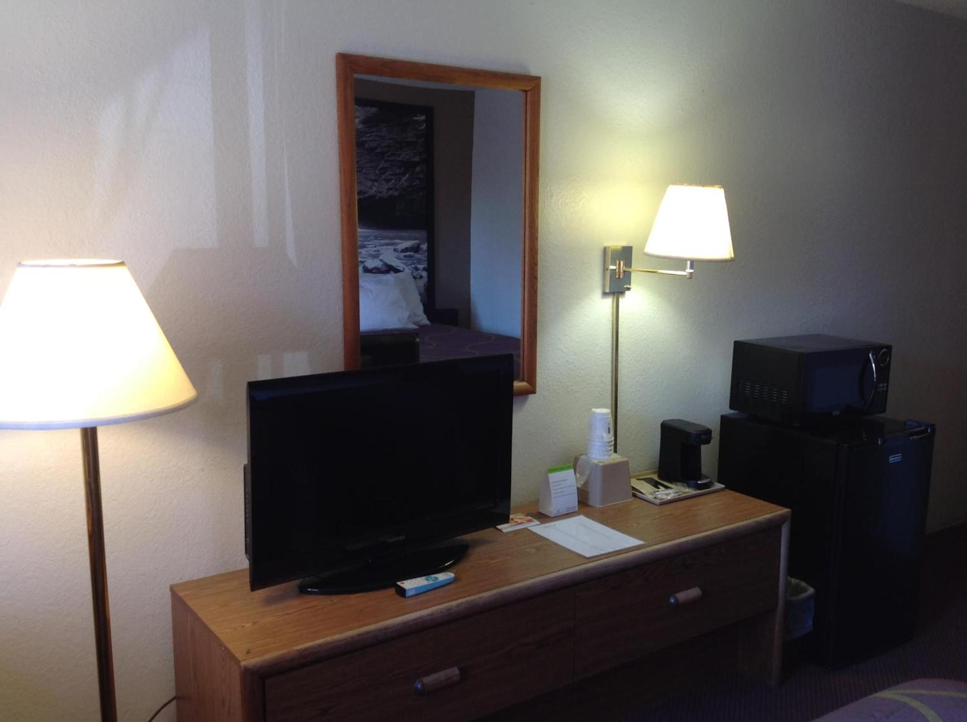 Super 8 by Wyndham Winchester VA photo 9