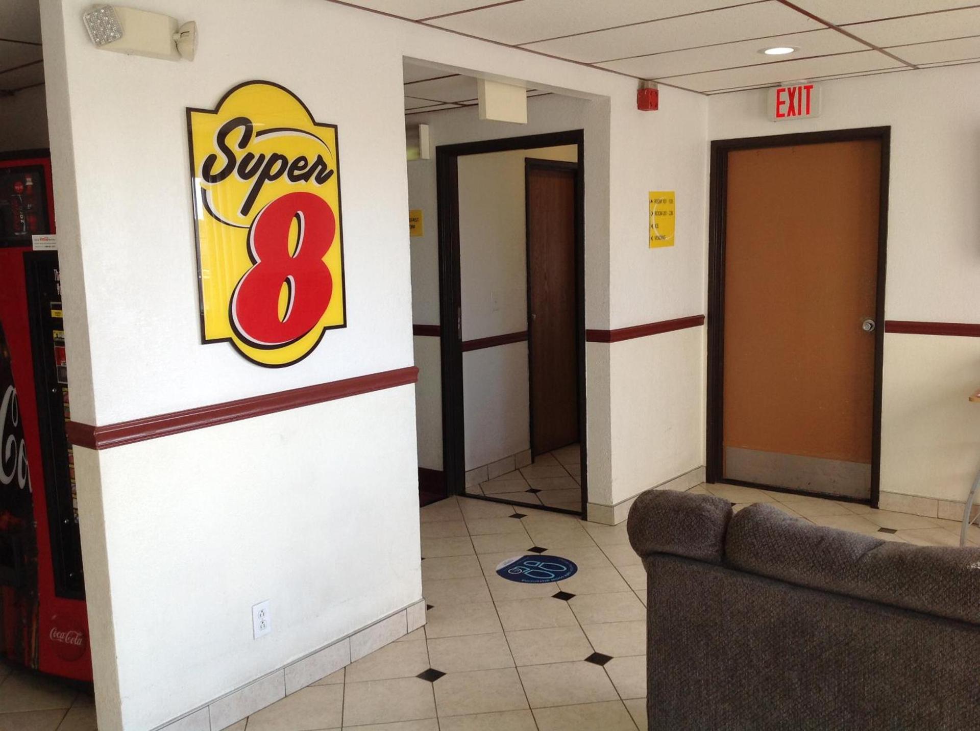 Super 8 by Wyndham Winchester VA photo 21