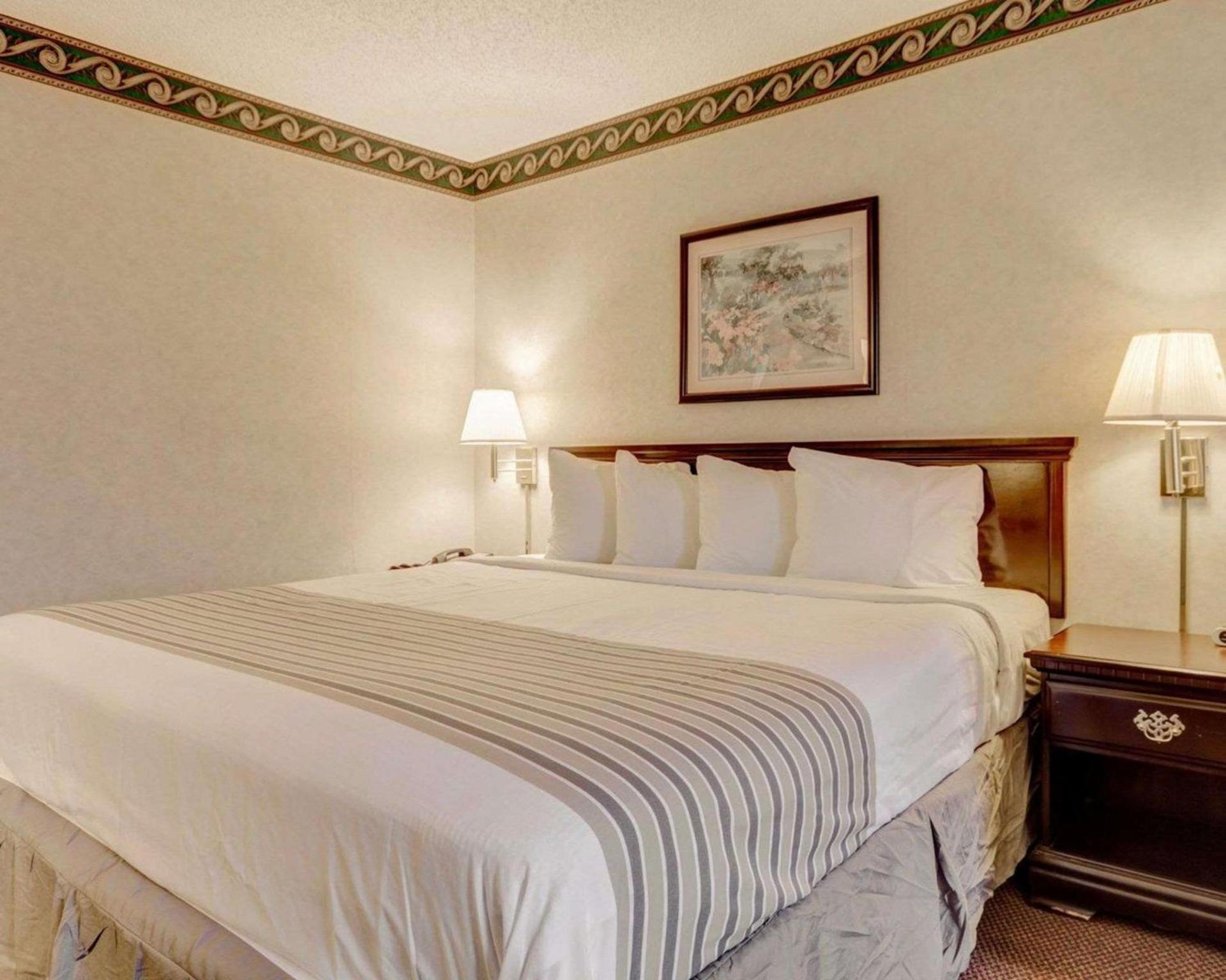 Econo Lodge Inn & Suites El Paso West photo 10