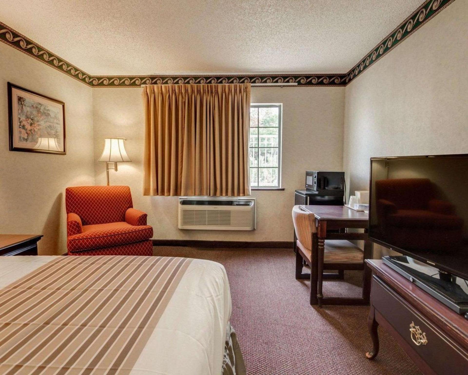 Econo Lodge Inn & Suites El Paso West photo 12