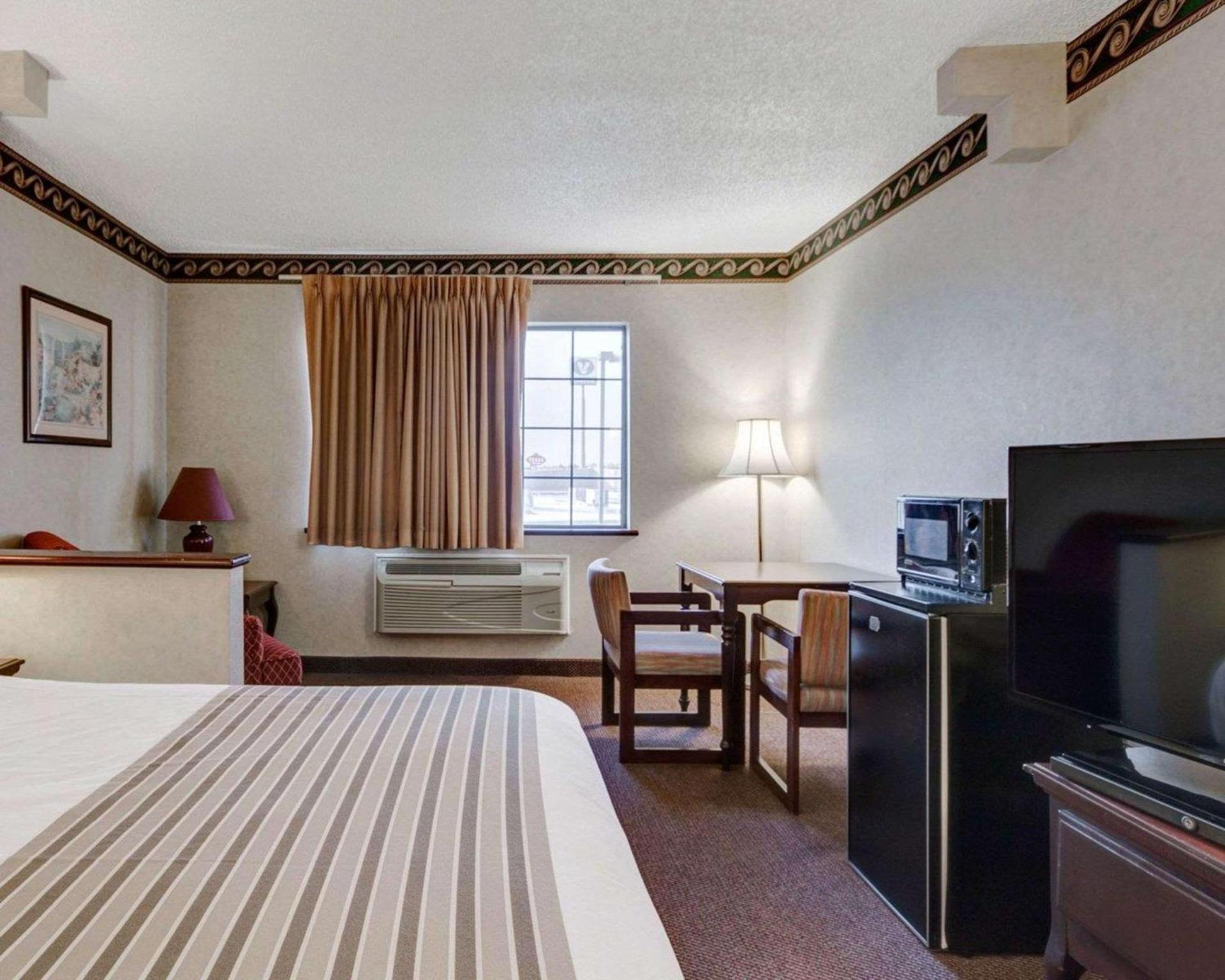 Econo Lodge Inn & Suites El Paso West photo 13