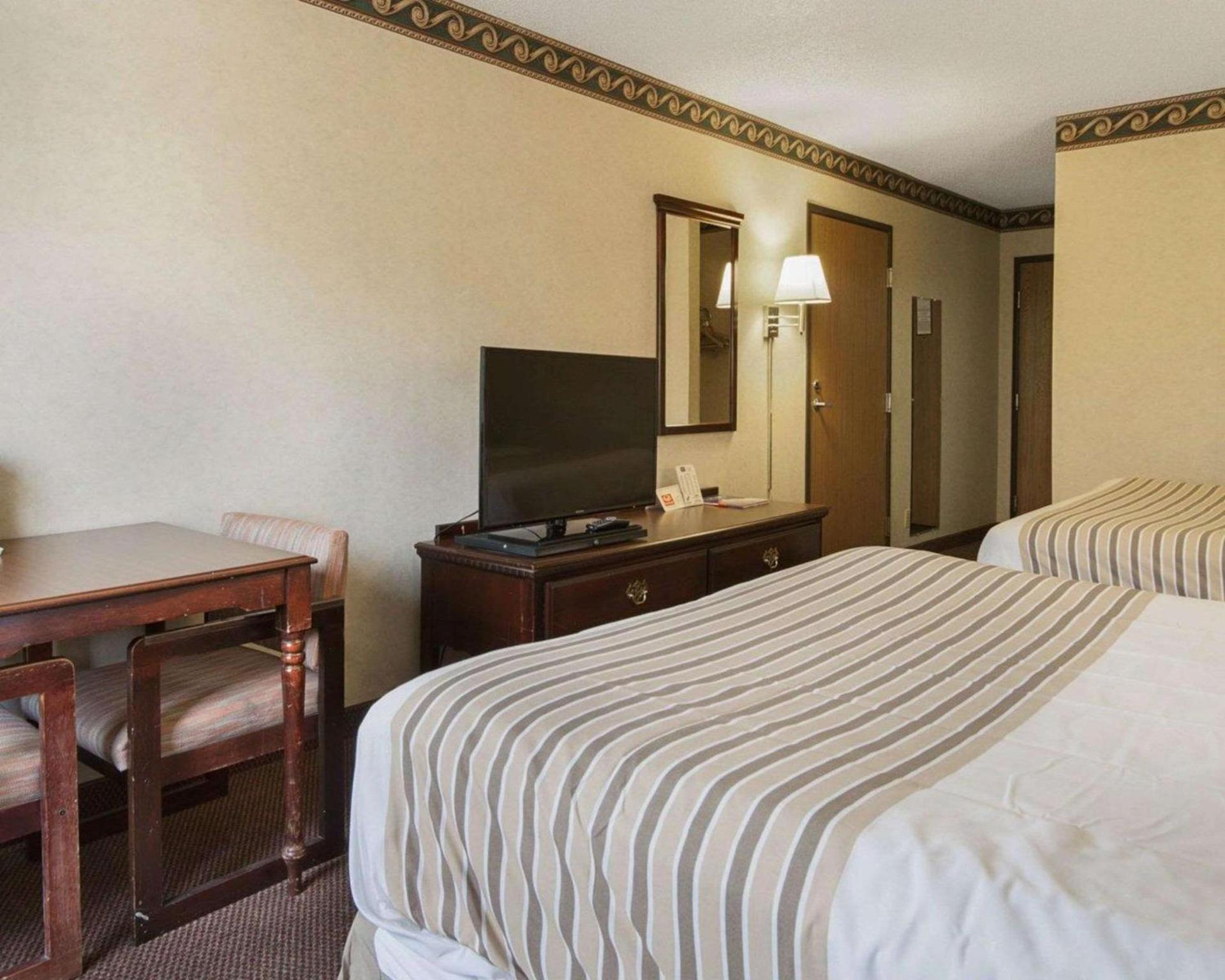 Econo Lodge Inn & Suites El Paso West photo 15