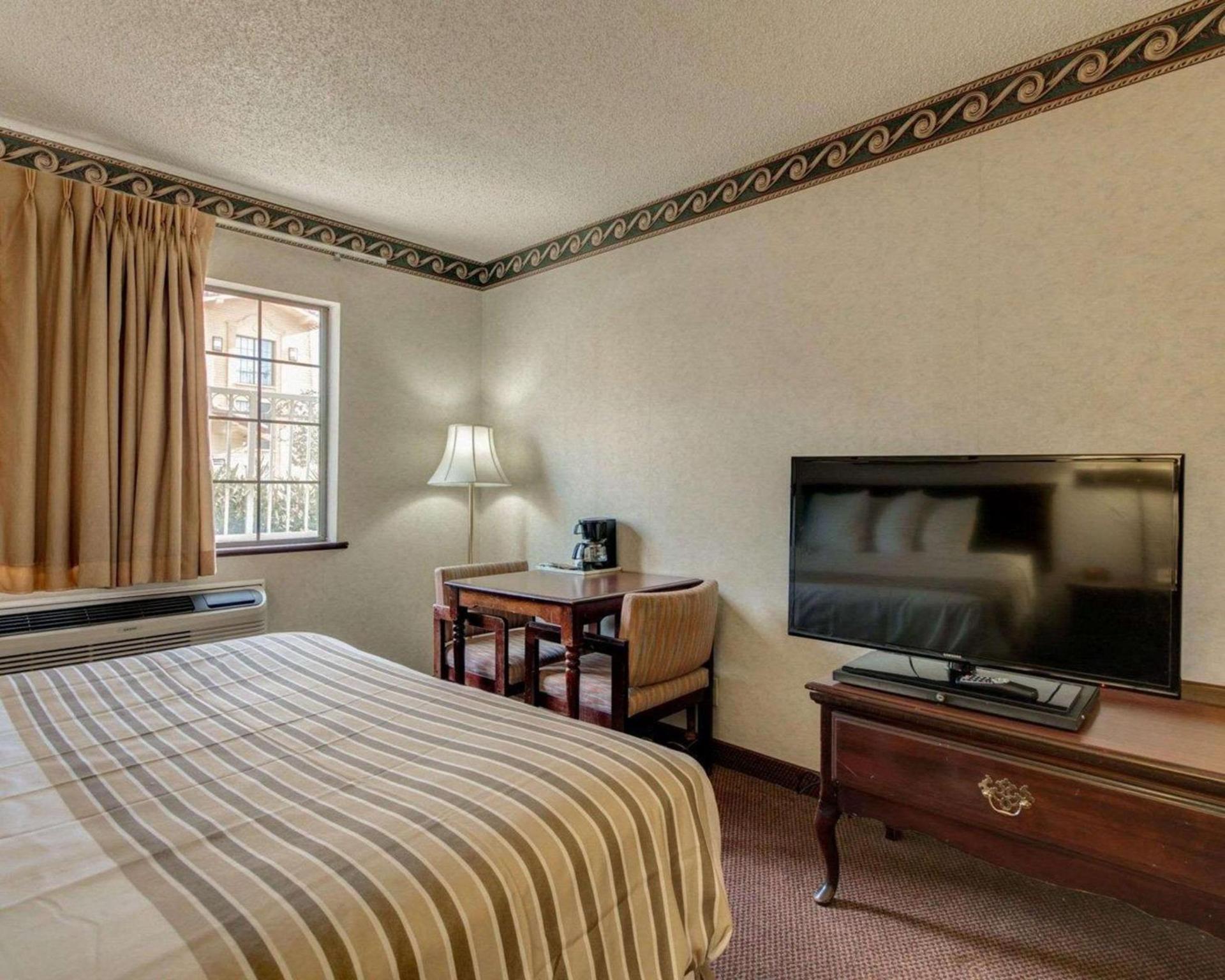 Econo Lodge Inn & Suites El Paso West photo 16
