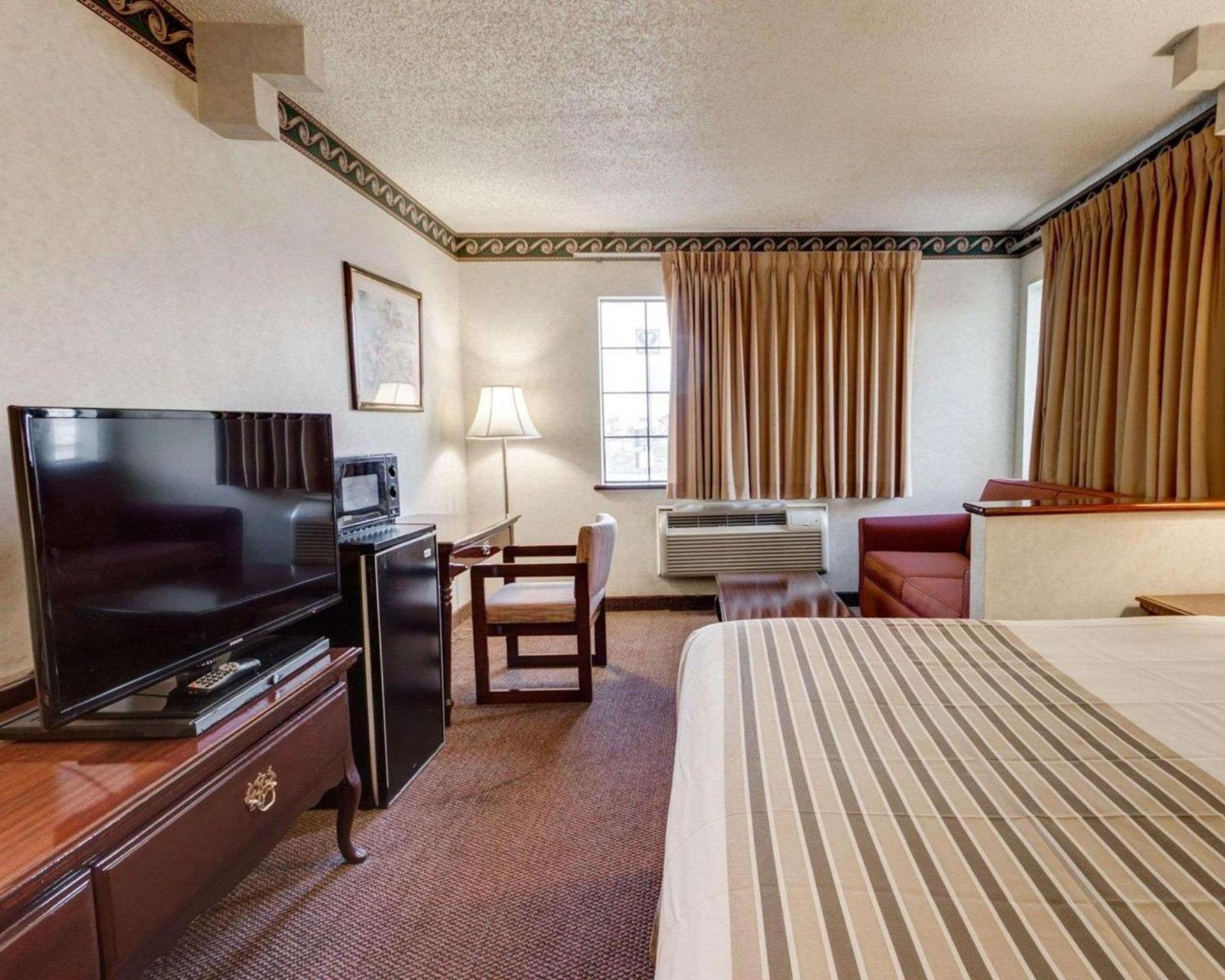 Econo Lodge Inn & Suites El Paso West photo 17