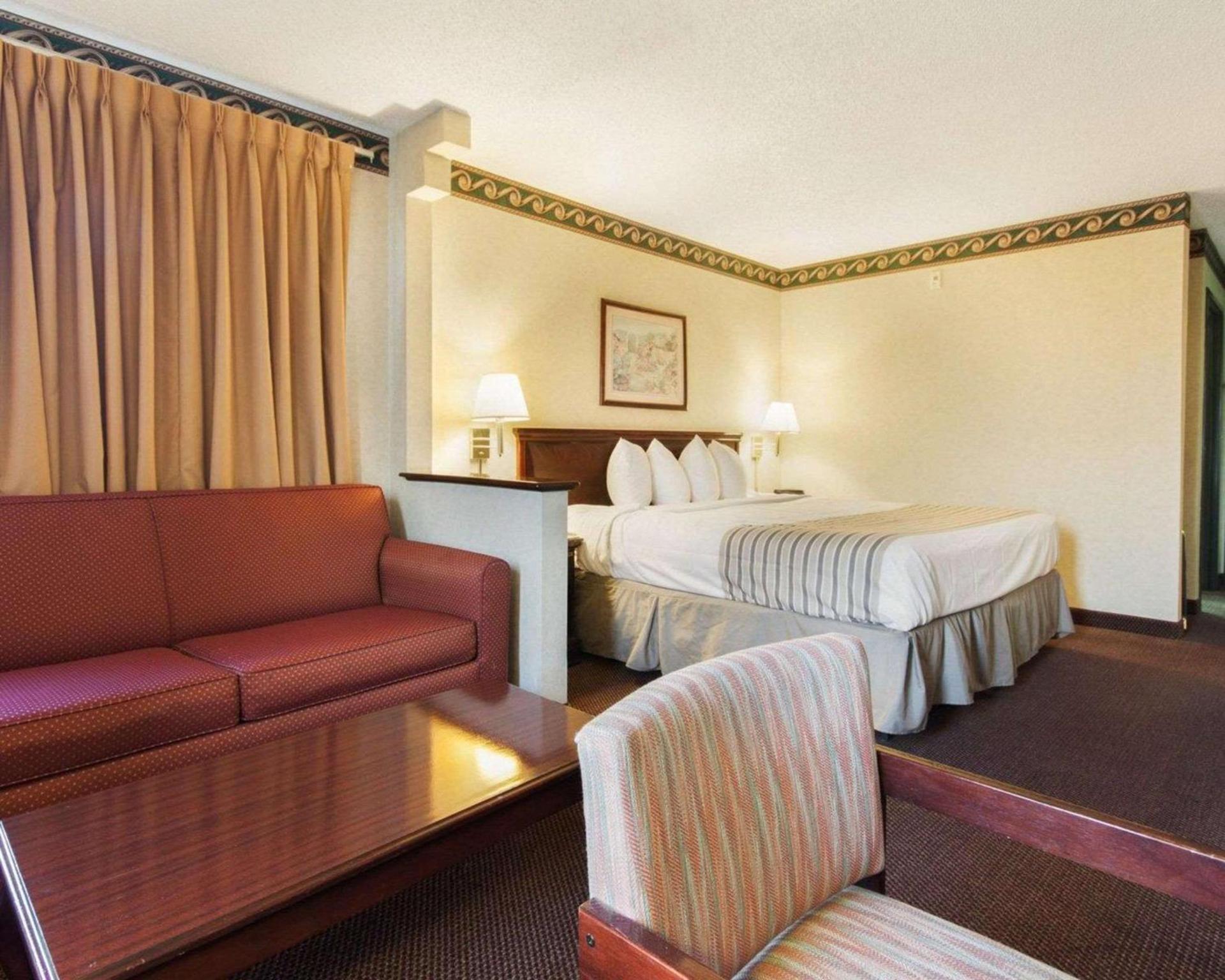 Econo Lodge Inn & Suites El Paso West photo 18