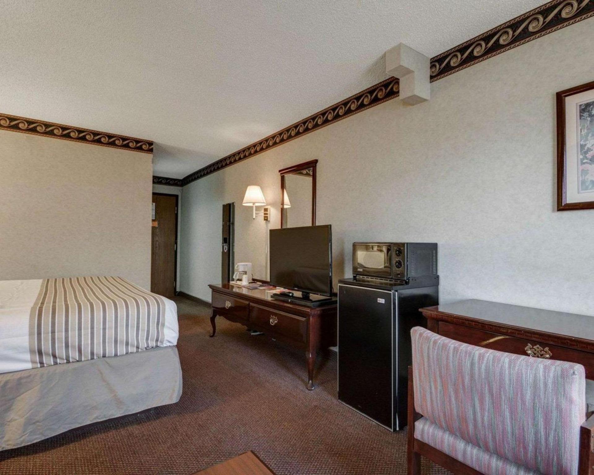 Econo Lodge Inn & Suites El Paso West photo 20