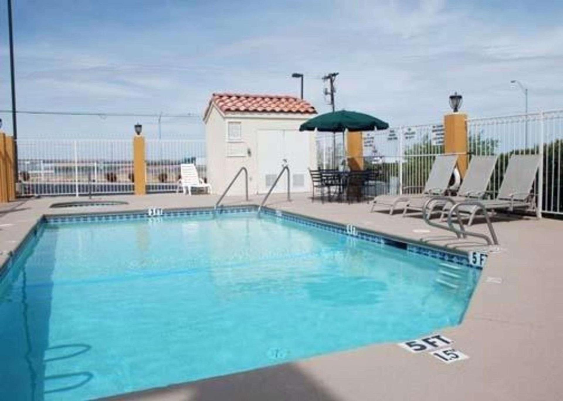 Econo Lodge Inn & Suites El Paso West photo 24