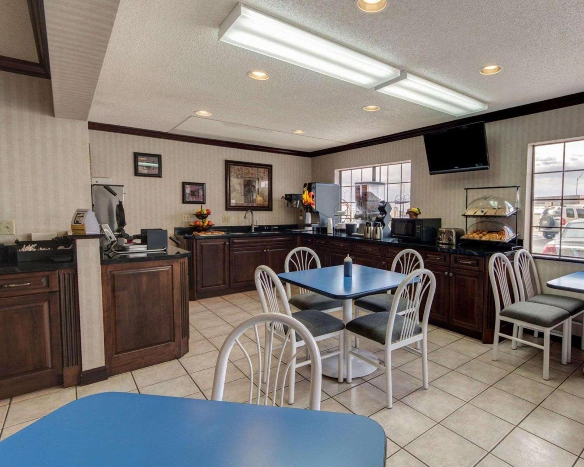 Econo Lodge Inn & Suites El Paso West photo 25