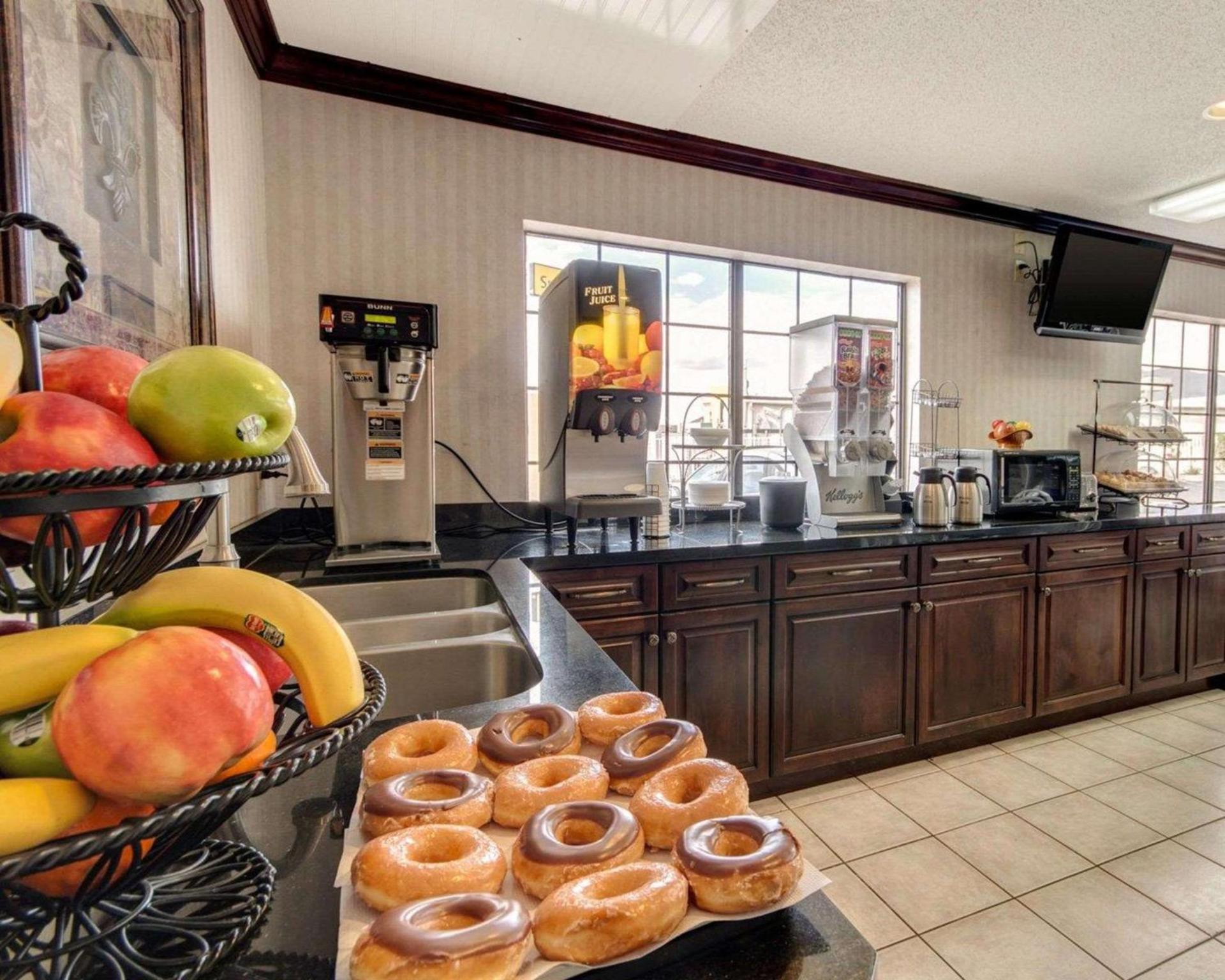 Econo Lodge Inn & Suites El Paso West photo 26