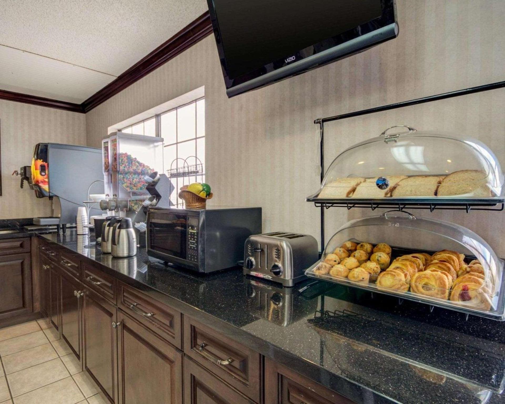 Econo Lodge Inn & Suites El Paso West photo 27
