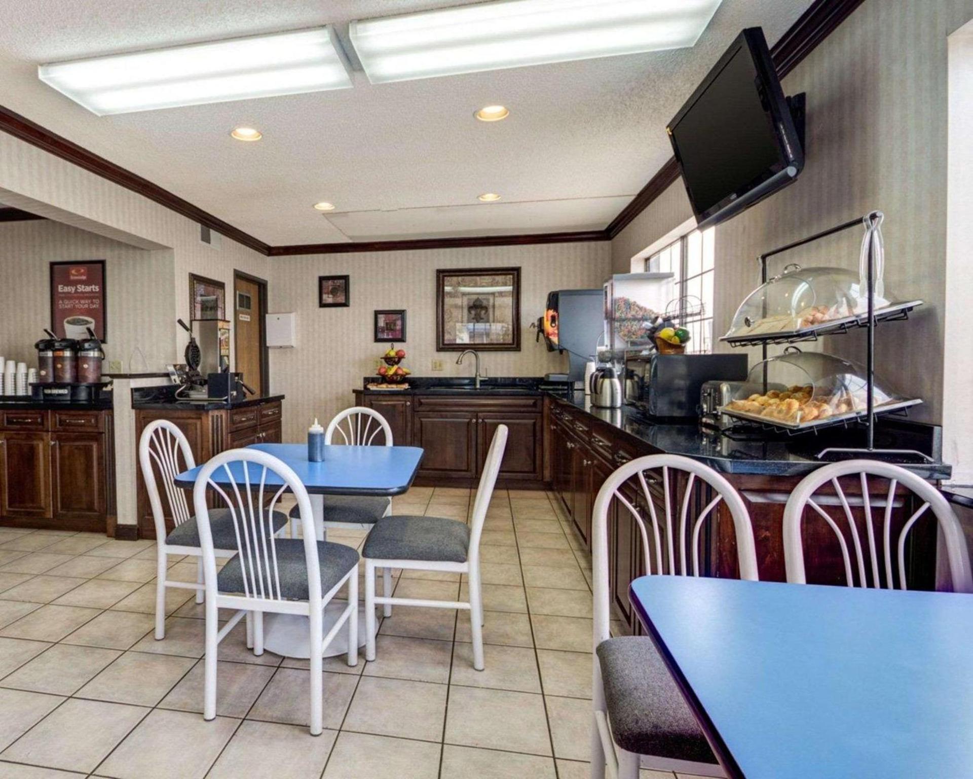 Econo Lodge Inn & Suites El Paso West photo 28