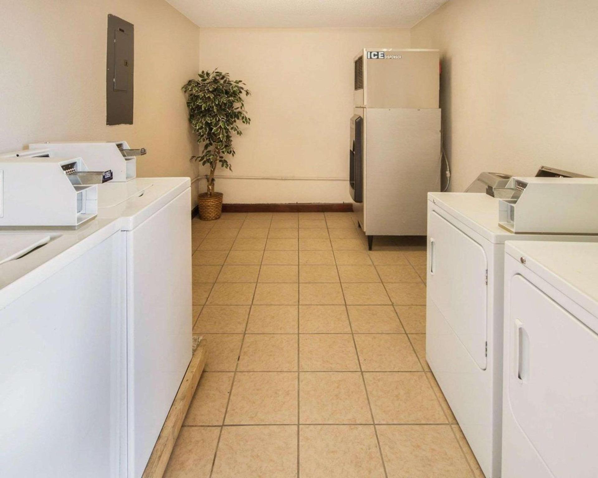 Econo Lodge Inn & Suites El Paso West photo 29