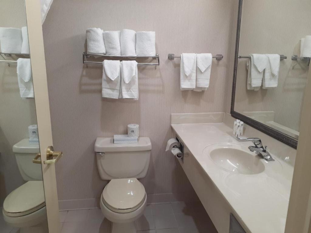 Country Inn & Suites by Radisson, Freeport, IL photo 32