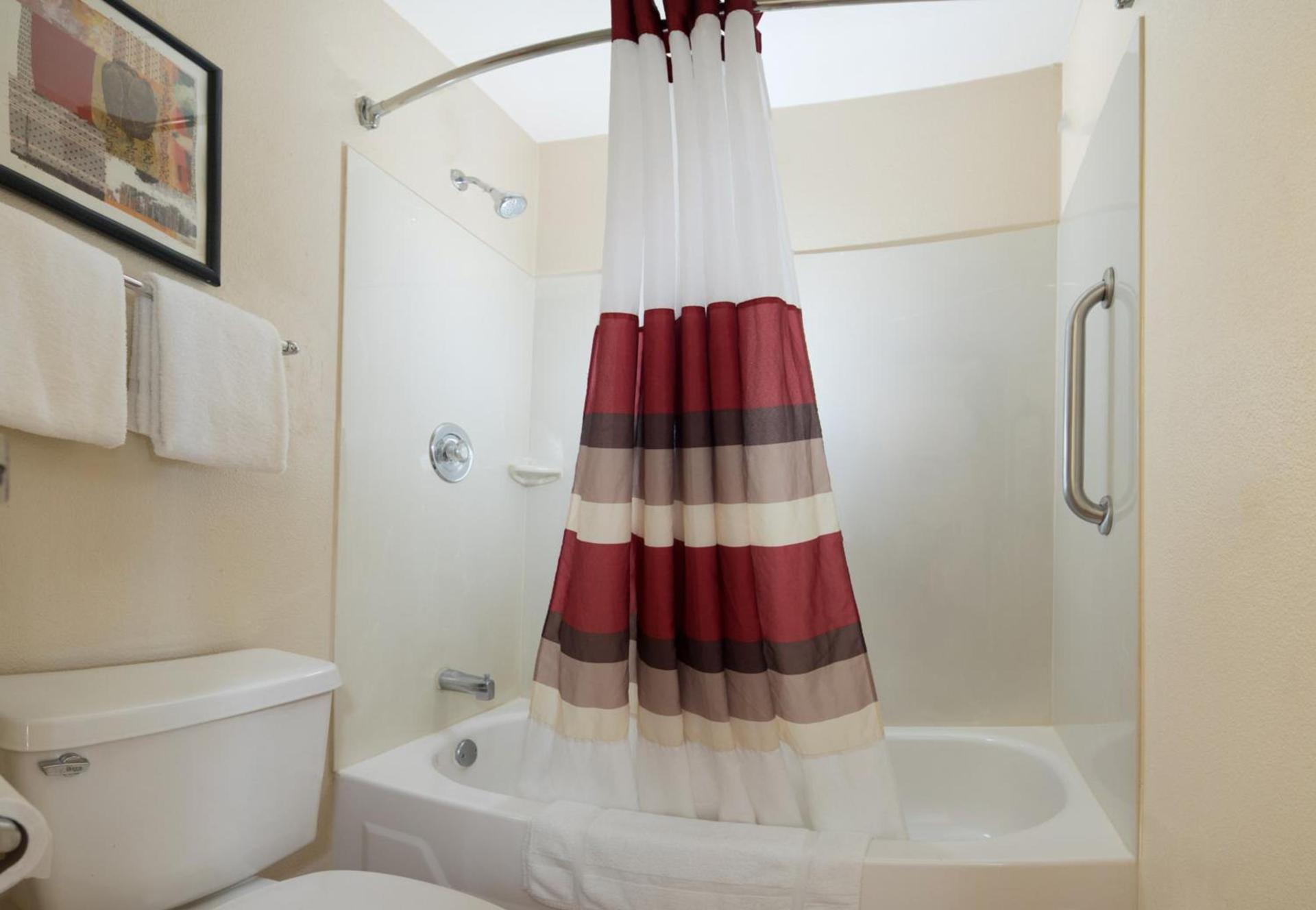 Red Roof Inn Cincinnati Northeast - Blue Ash photo 23